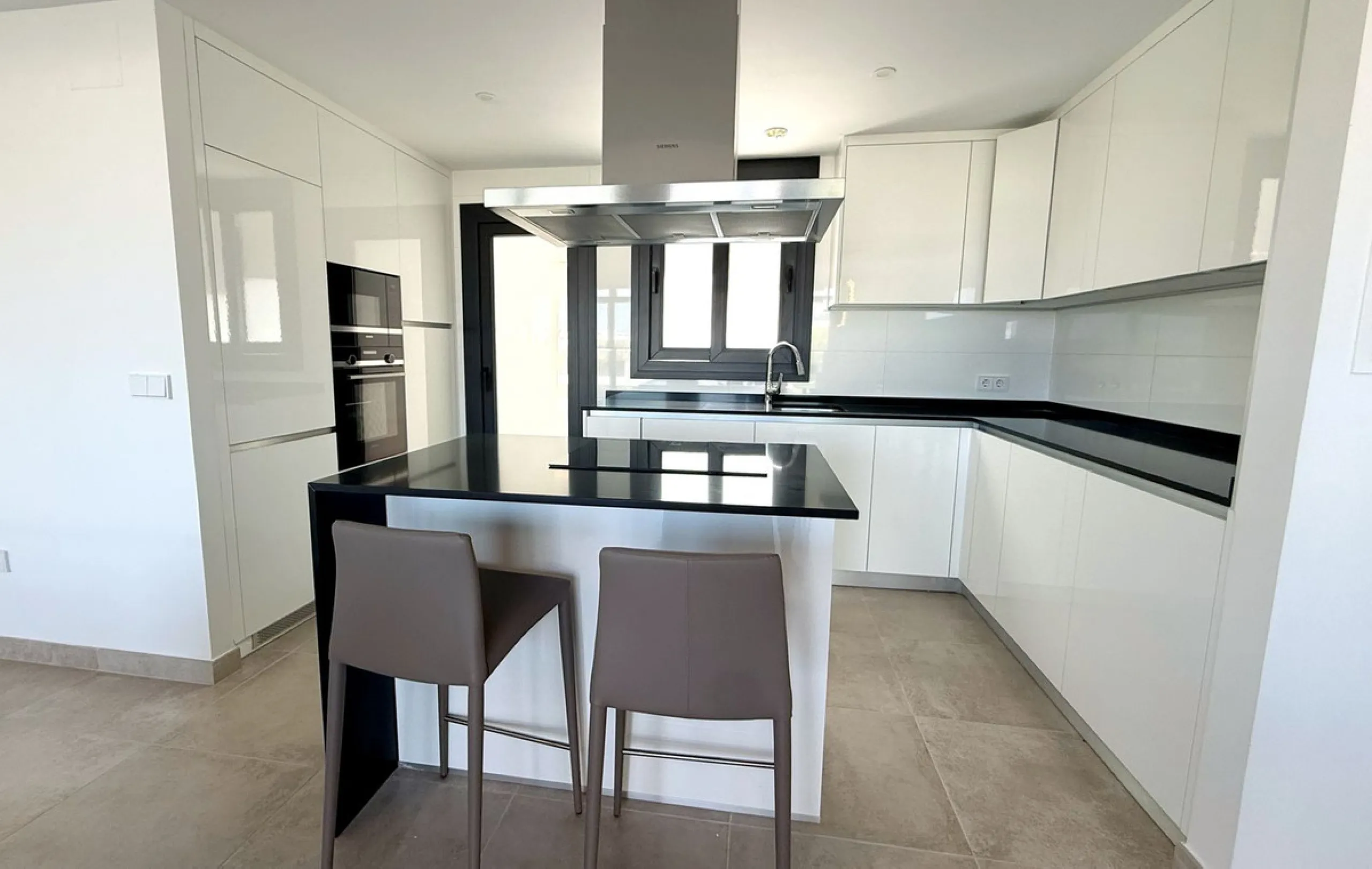Discover a modern and luxurious lifestyle in this stunning apartment located in the sought-after area of Atalaya on the Costa del Sol. Situated within a gated community with 24-hour security, this property offers both tranquility and convenience, with nea