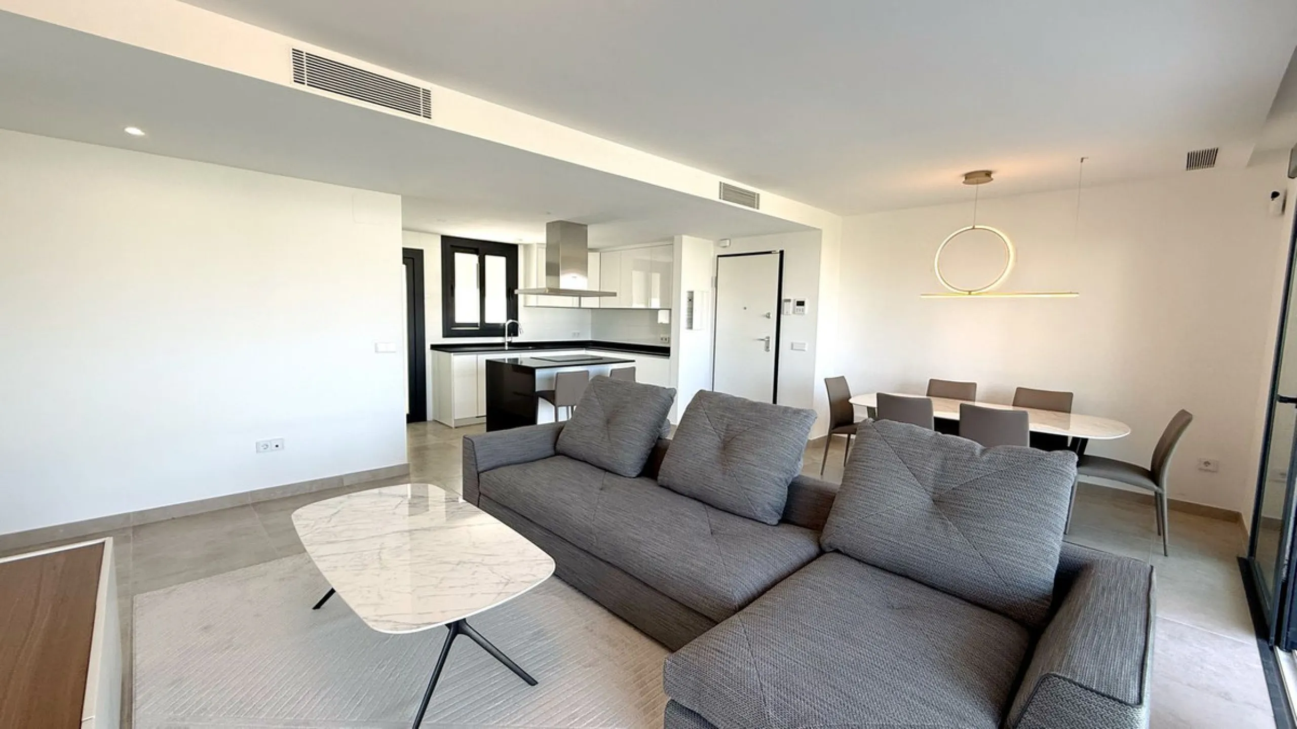 Discover a modern and luxurious lifestyle in this stunning apartment located in the sought-after area of Atalaya on the Costa del Sol. Situated within a gated community with 24-hour security, this property offers both tranquility and convenience, with nea