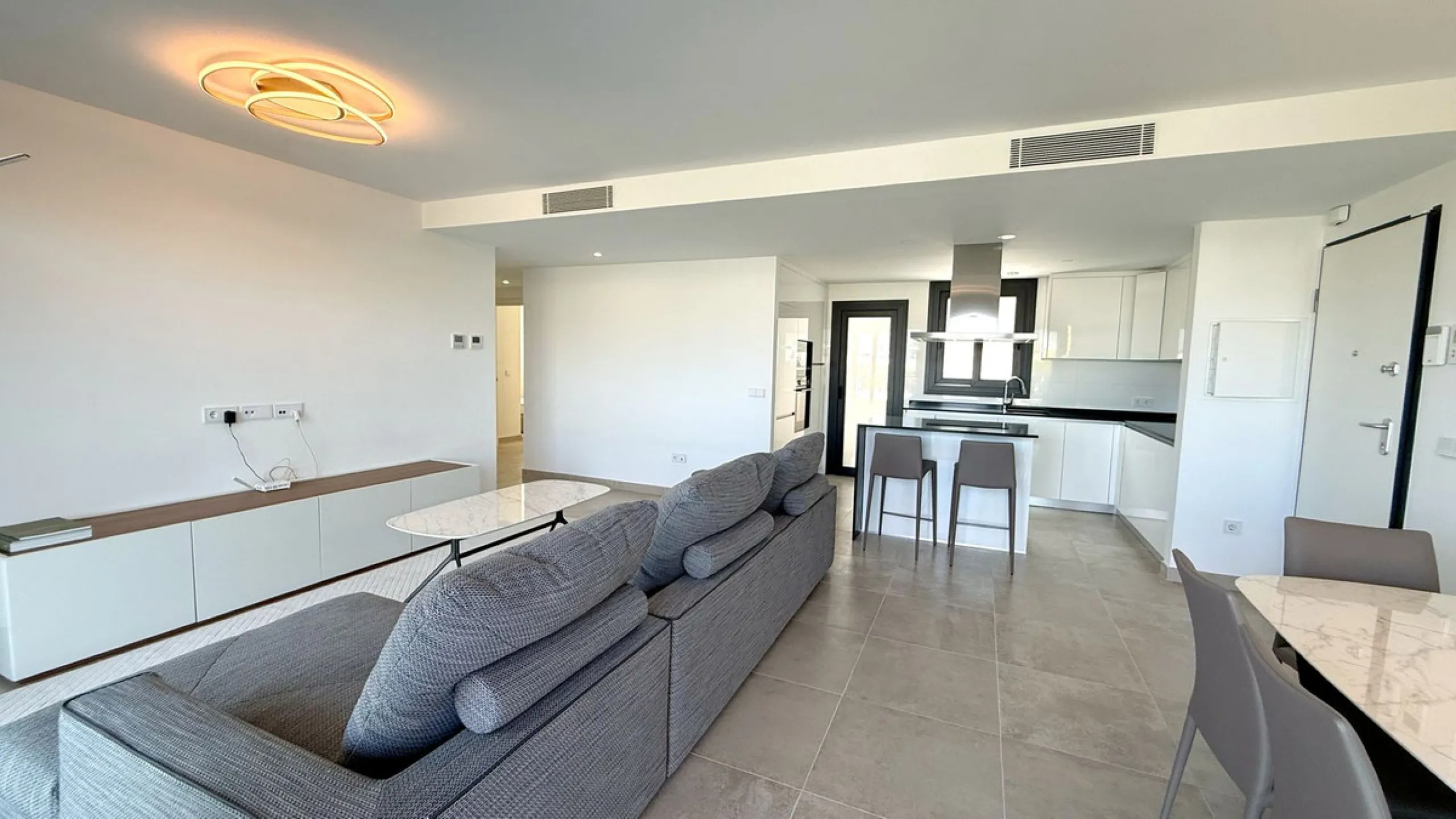 Discover a modern and luxurious lifestyle in this stunning apartment located in the sought-after area of Atalaya on the Costa del Sol. Situated within a gated community with 24-hour security, this property offers both tranquility and convenience, with nea