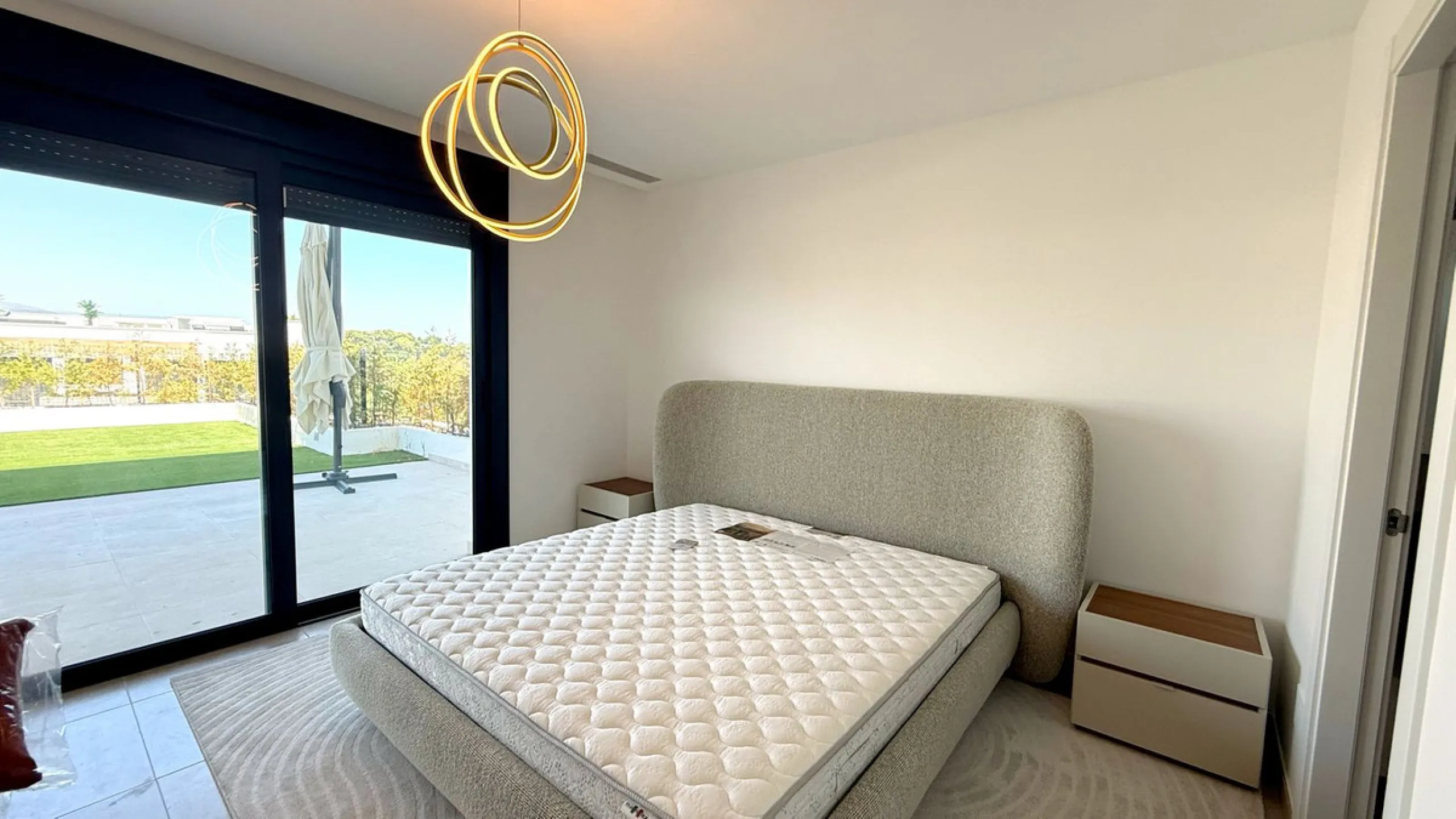 Discover a modern and luxurious lifestyle in this stunning apartment located in the sought-after area of Atalaya on the Costa del Sol. Situated within a gated community with 24-hour security, this property offers both tranquility and convenience, with nea
