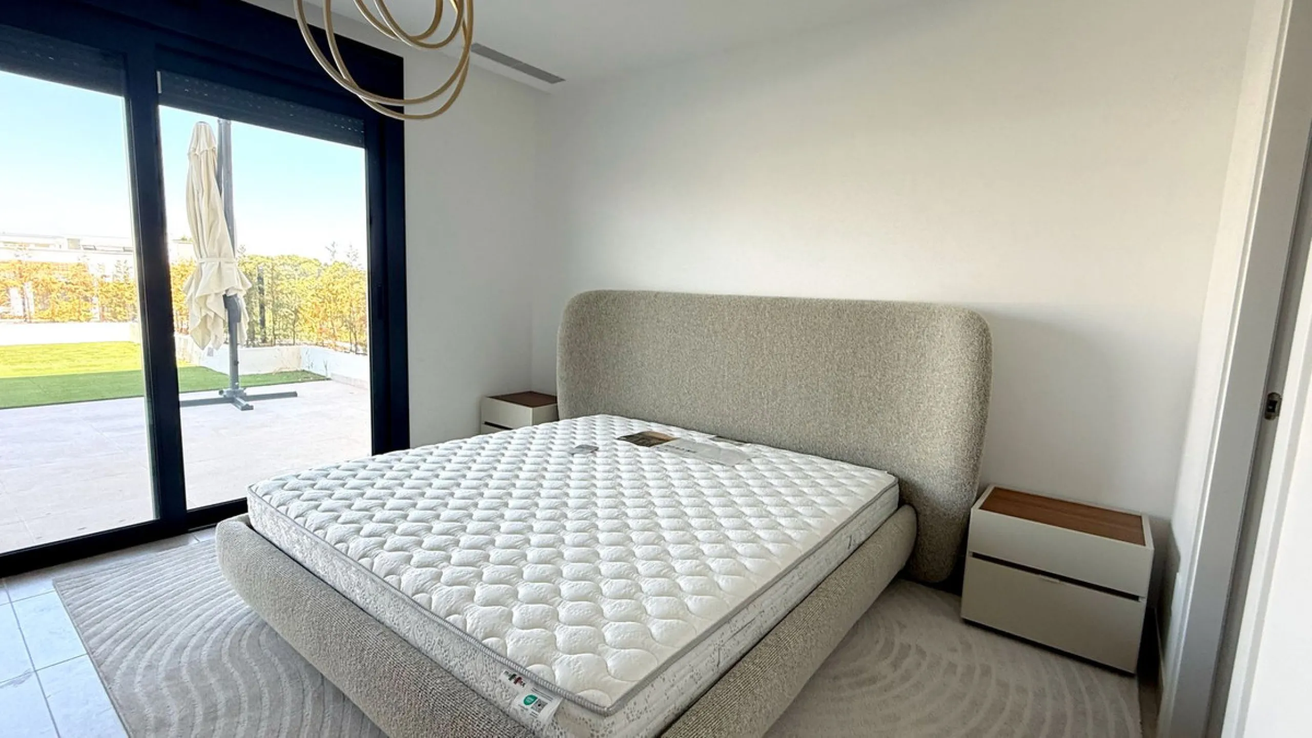 Discover a modern and luxurious lifestyle in this stunning apartment located in the sought-after area of Atalaya on the Costa del Sol. Situated within a gated community with 24-hour security, this property offers both tranquility and convenience, with nea