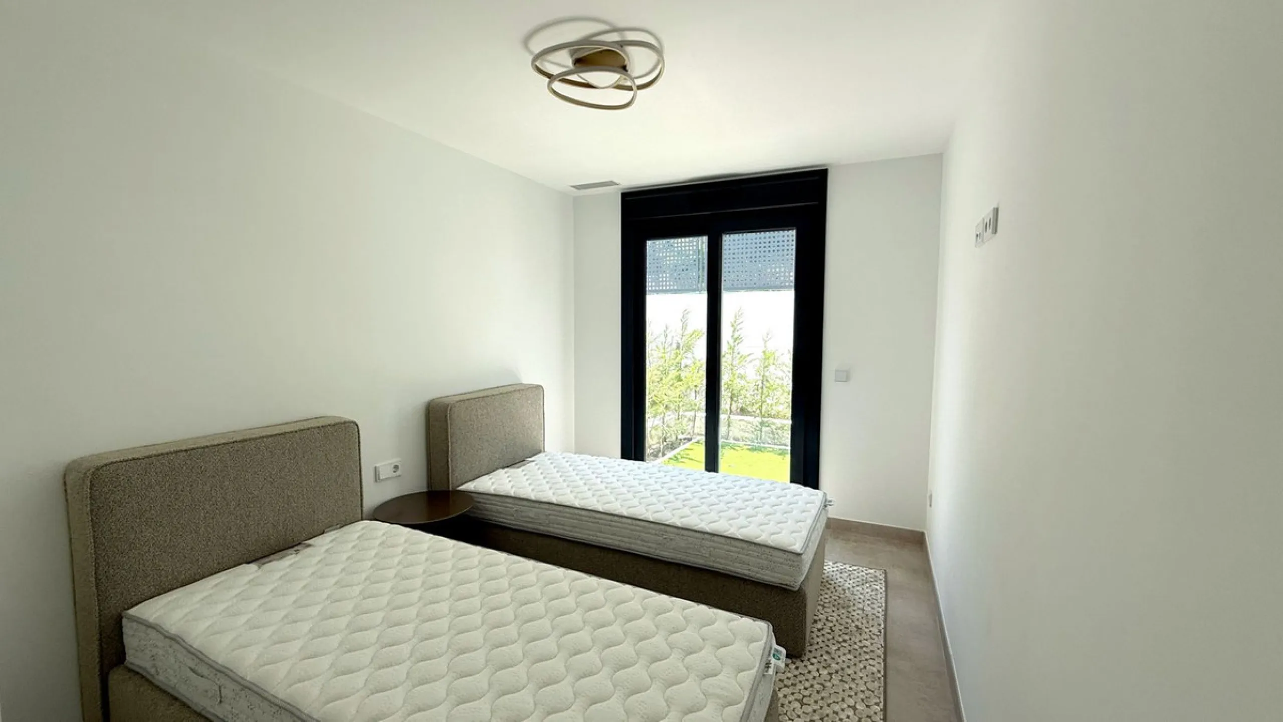 Discover a modern and luxurious lifestyle in this stunning apartment located in the sought-after area of Atalaya on the Costa del Sol. Situated within a gated community with 24-hour security, this property offers both tranquility and convenience, with nea