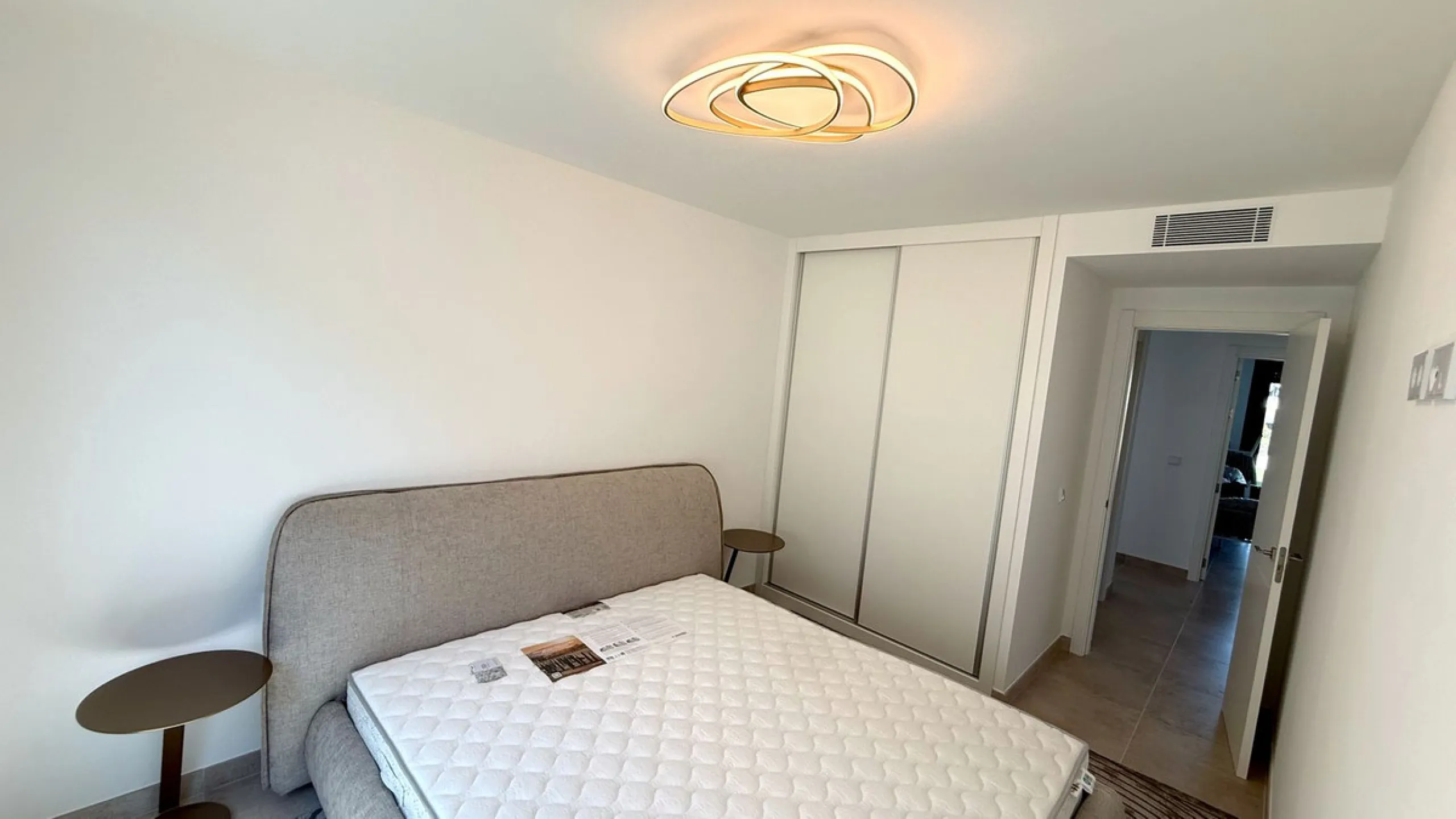 Discover a modern and luxurious lifestyle in this stunning apartment located in the sought-after area of Atalaya on the Costa del Sol. Situated within a gated community with 24-hour security, this property offers both tranquility and convenience, with nea