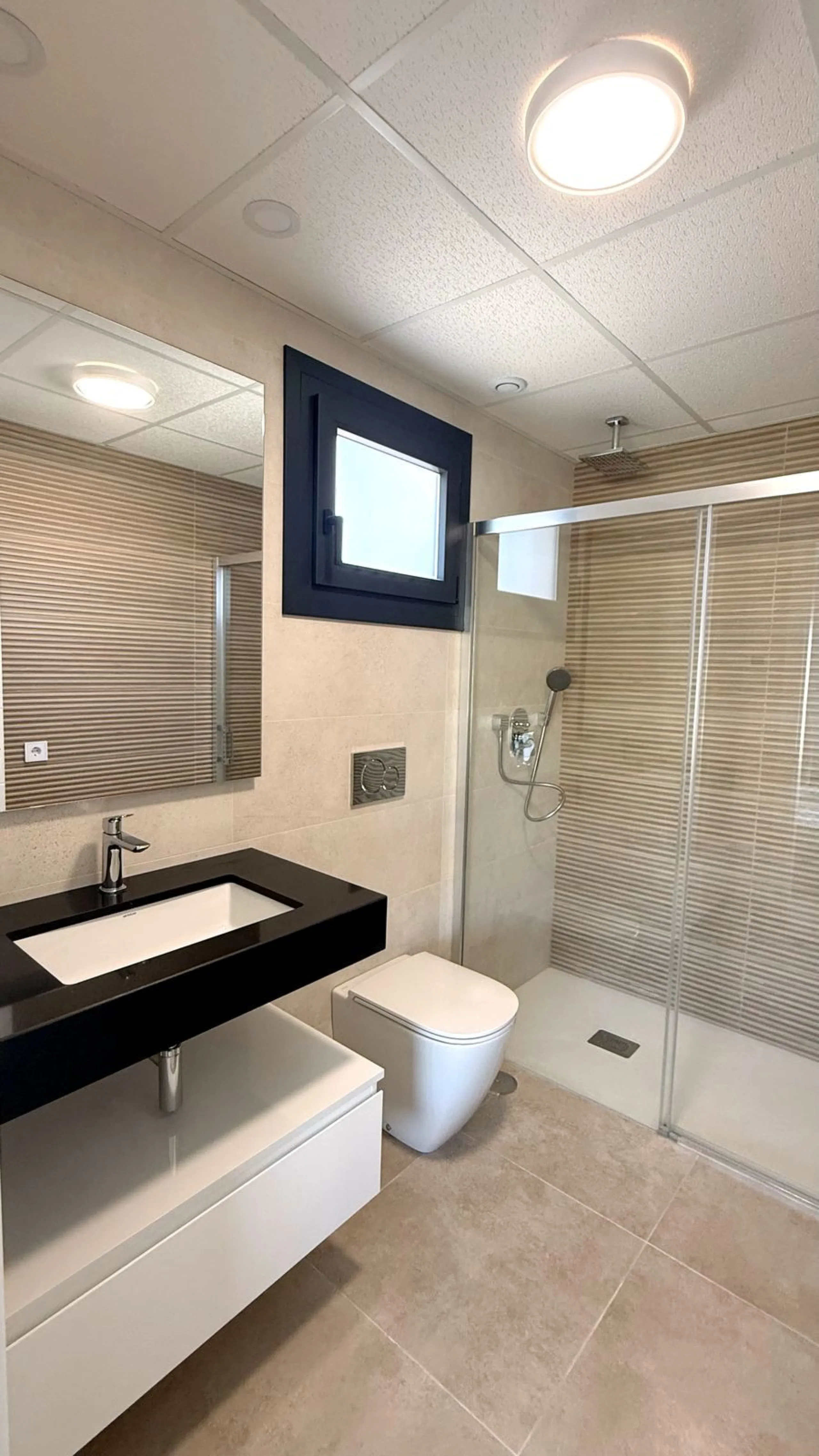 Discover a modern and luxurious lifestyle in this stunning apartment located in the sought-after area of Atalaya on the Costa del Sol. Situated within a gated community with 24-hour security, this property offers both tranquility and convenience, with nea