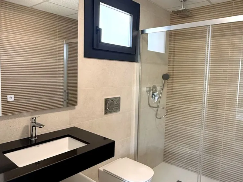 Discover a modern and luxurious lifestyle in this stunning apartment located in the sought-after area of Atalaya on the Costa del Sol. Situated within a gated community with 24-hour security, this property offers both tranquility and convenience, with nea