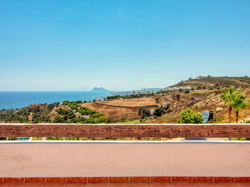 Unique Townhouse with Stunning Panoramic Sea Views.