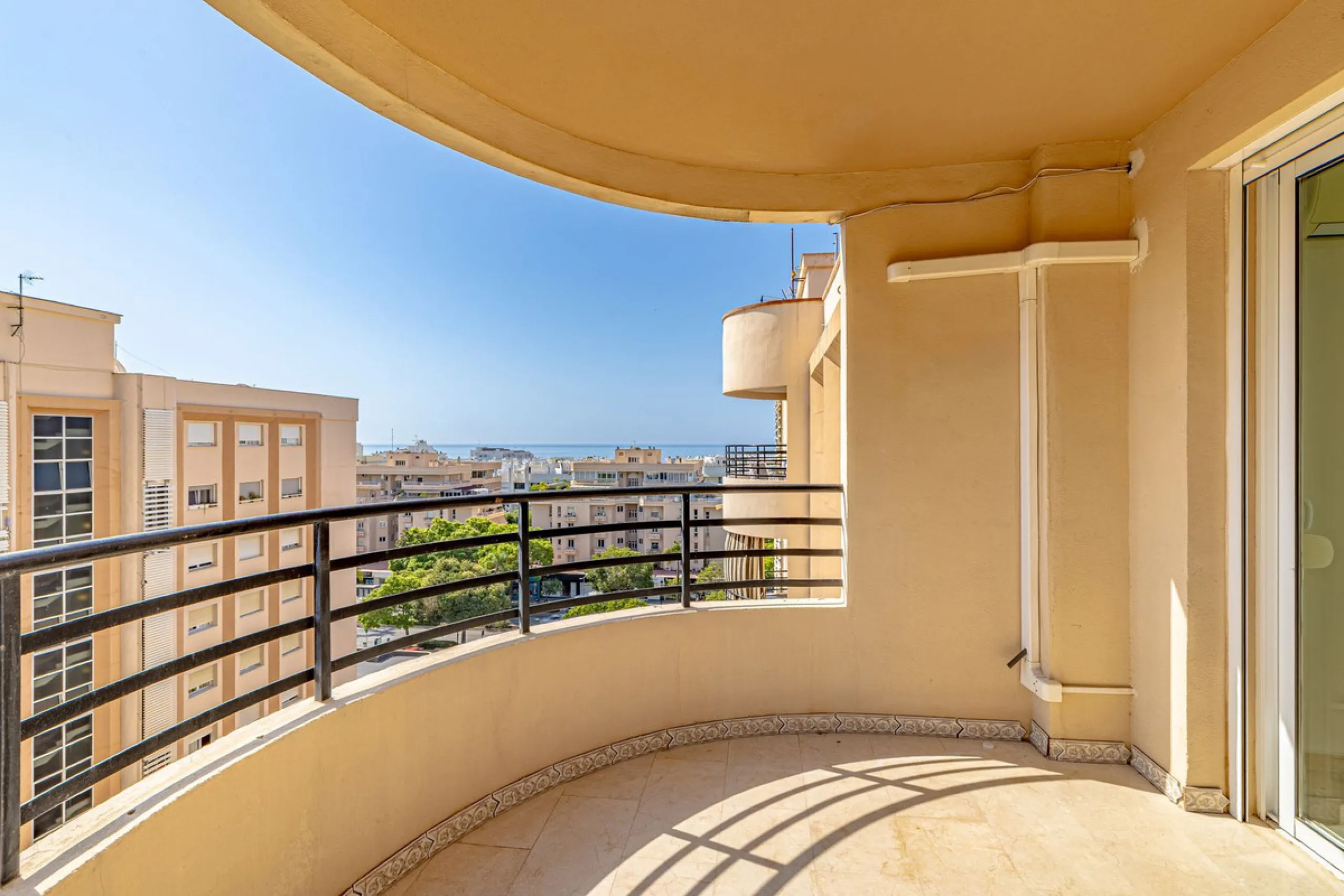 Apartment - Top Floor Apartment в продаже в Marbella, Málaga. В доме 3 спален и 3 ванных комнат. Площадь дома 98 м²