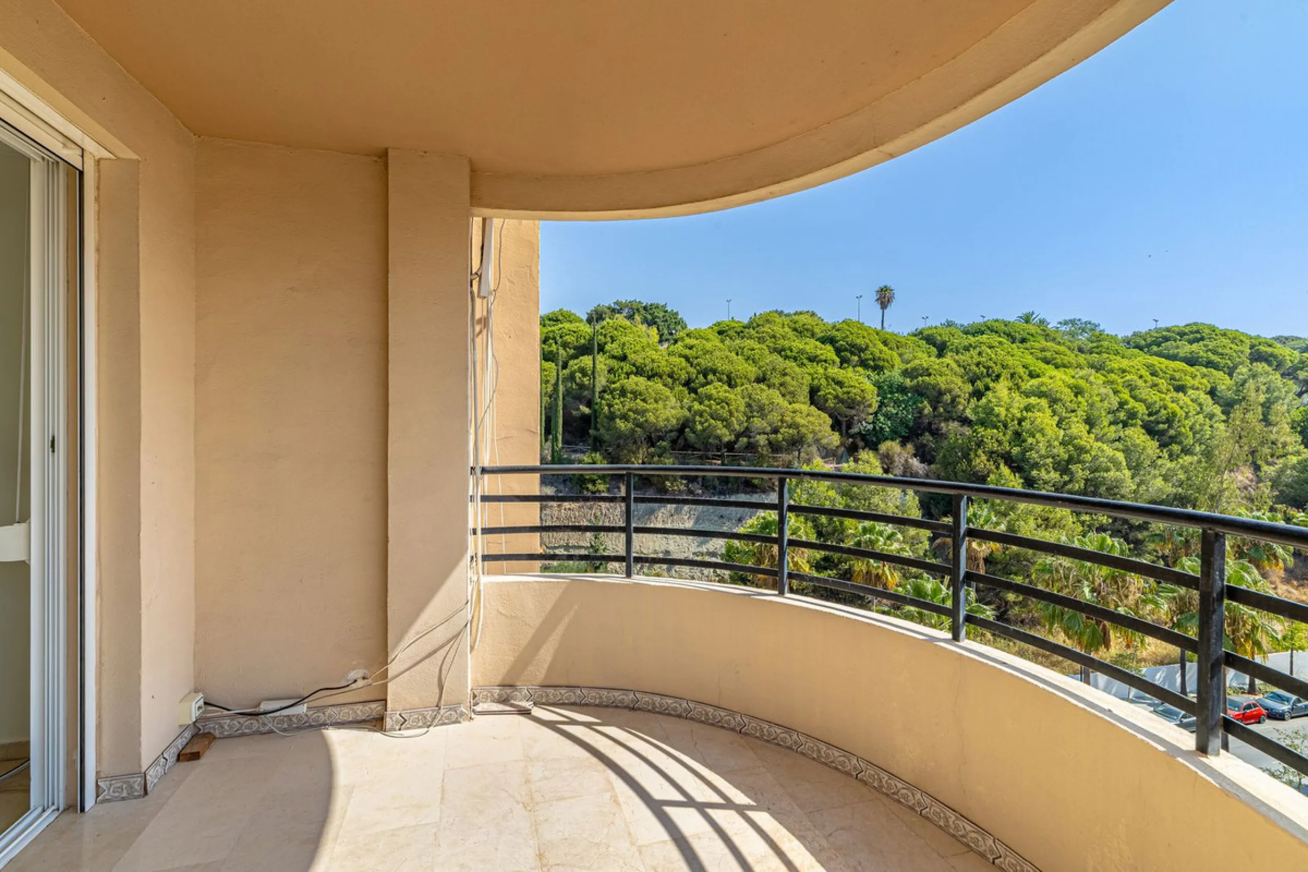Apartment - Top Floor Apartment в продаже в Marbella, Málaga. В доме 3 спален и 3 ванных комнат. Площадь дома 98 м²