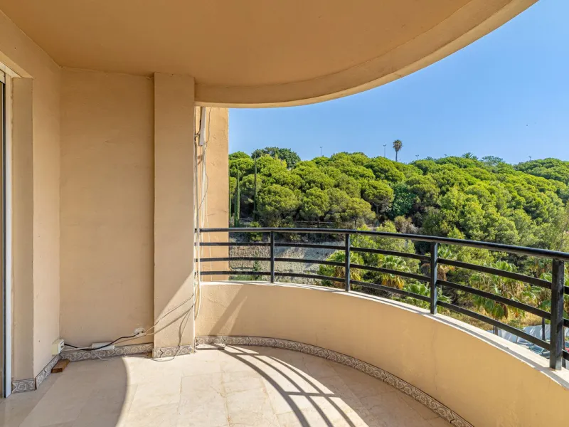 Apartment - Top Floor Apartment в продаже в Marbella, Málaga. В доме 3 спален и 3 ванных комнат. Площадь дома 98 м²