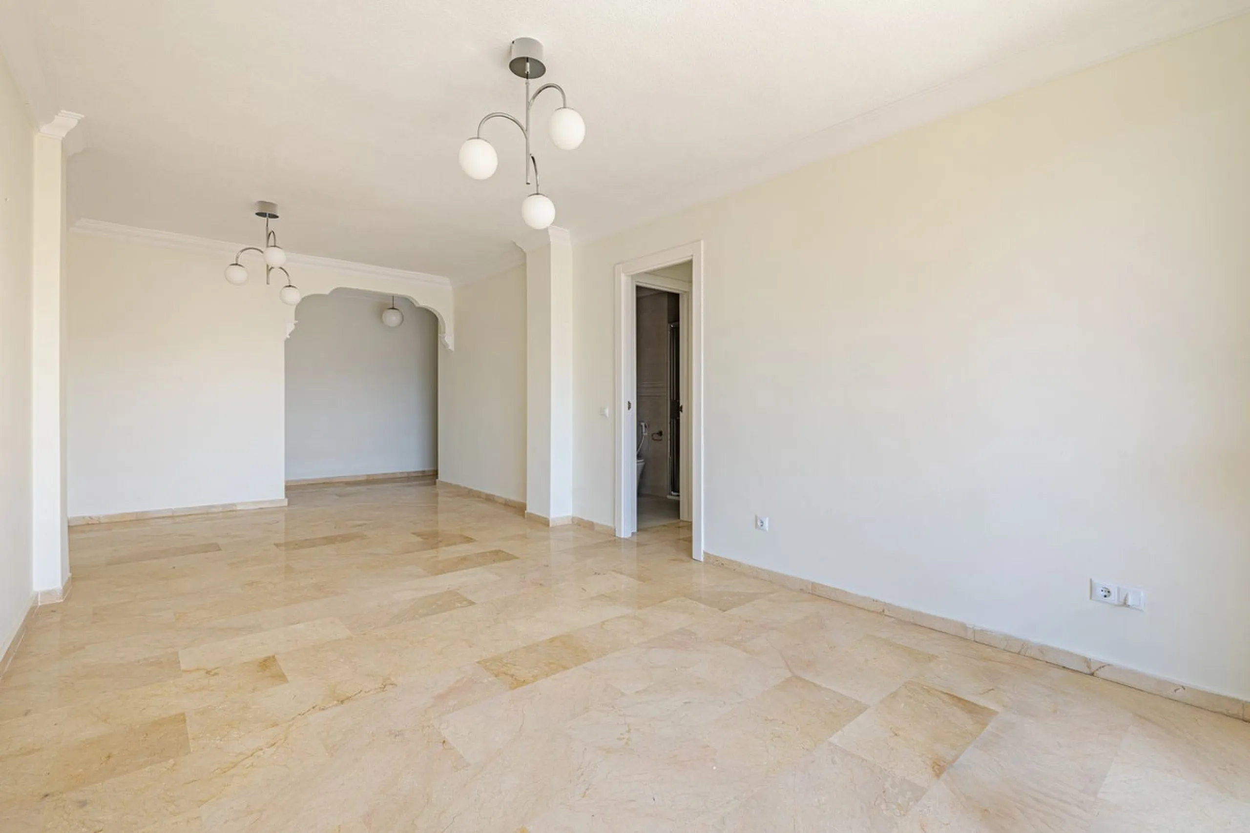 Apartment - Top Floor Apartment в продаже в Marbella, Málaga. В доме 3 спален и 3 ванных комнат. Площадь дома 98 м²