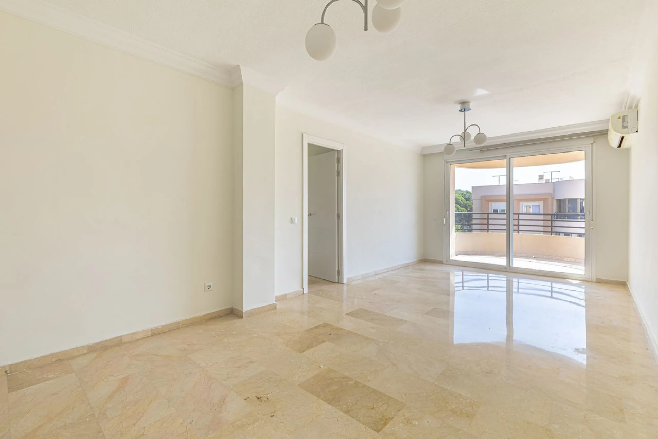 Apartment - Top Floor Apartment в продаже в Marbella, Málaga. В доме 3 спален и 3 ванных комнат. Площадь дома 98 м²
