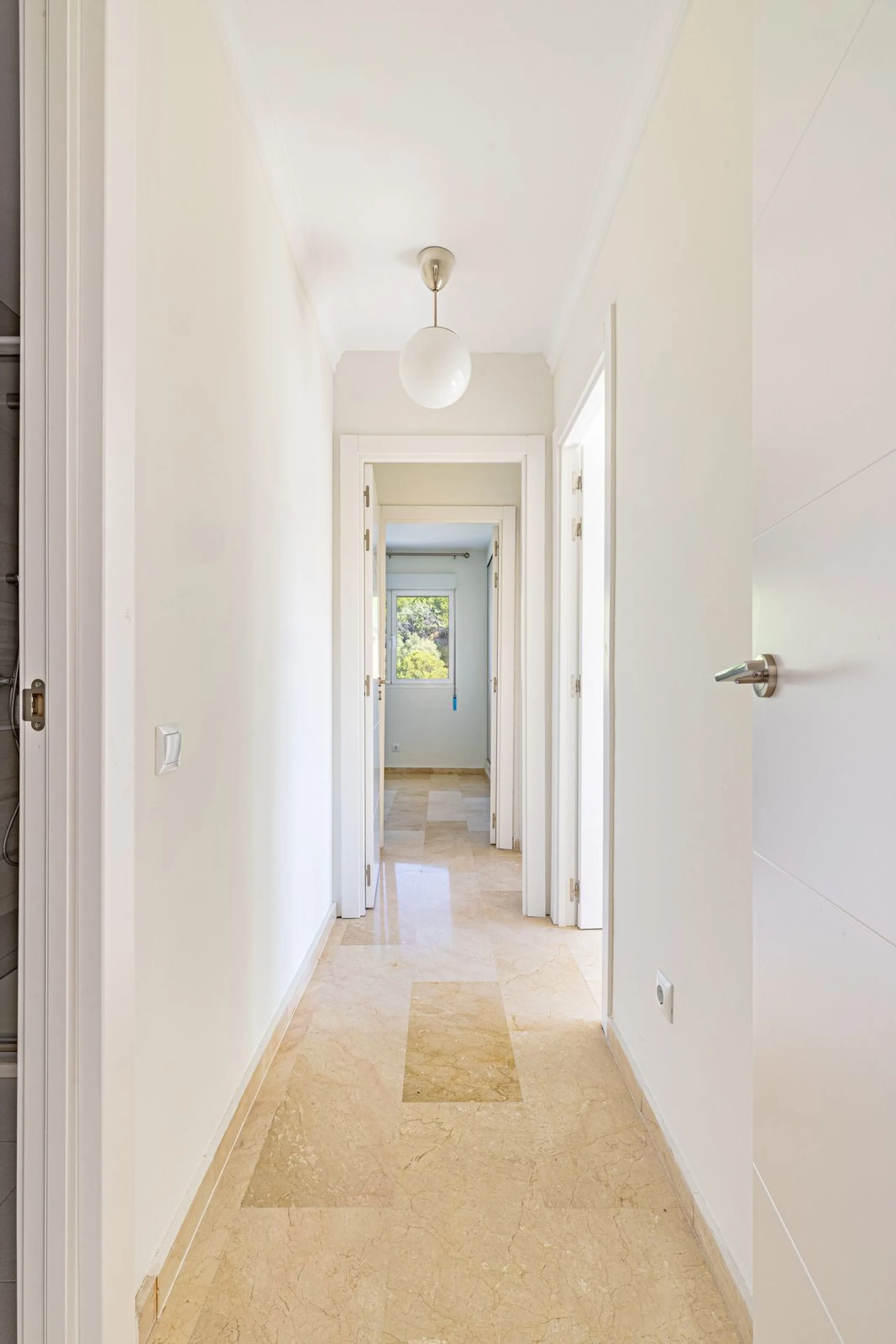 Apartment - Top Floor Apartment в продаже в Marbella, Málaga. В доме 3 спален и 3 ванных комнат. Площадь дома 98 м²