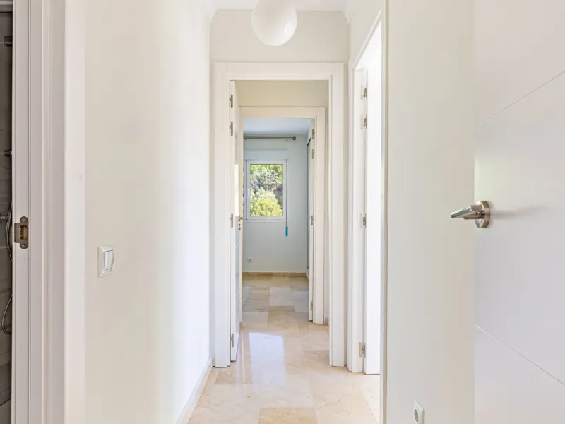 Apartment - Top Floor Apartment в продаже в Marbella, Málaga. В доме 3 спален и 3 ванных комнат. Площадь дома 98 м²