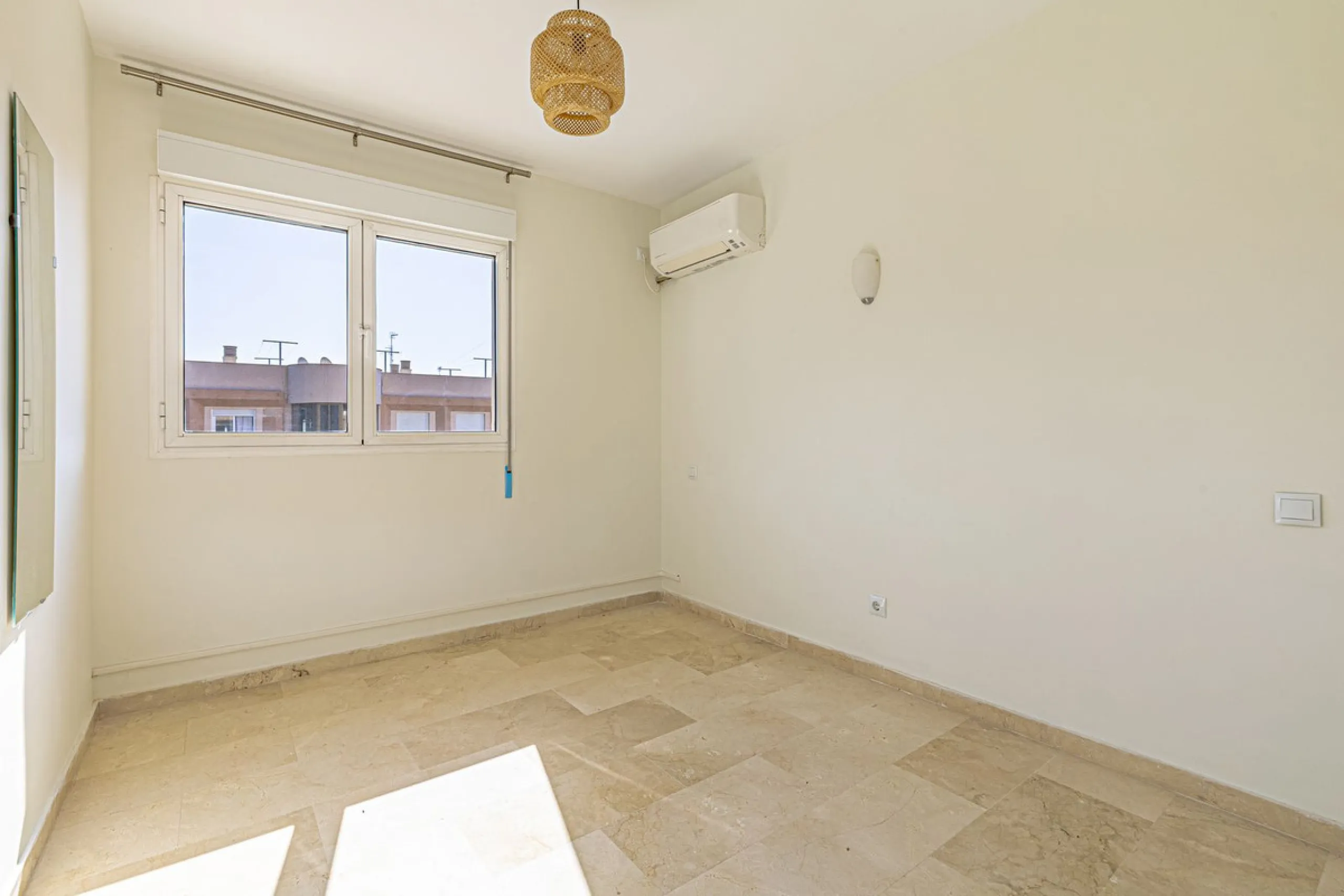 Apartment - Top Floor Apartment в продаже в Marbella, Málaga. В доме 3 спален и 3 ванных комнат. Площадь дома 98 м²