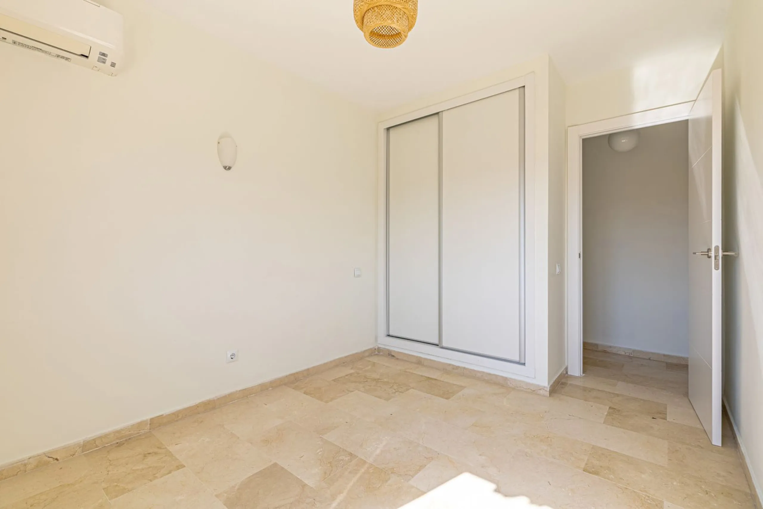 Apartment - Top Floor Apartment в продаже в Marbella, Málaga. В доме 3 спален и 3 ванных комнат. Площадь дома 98 м²