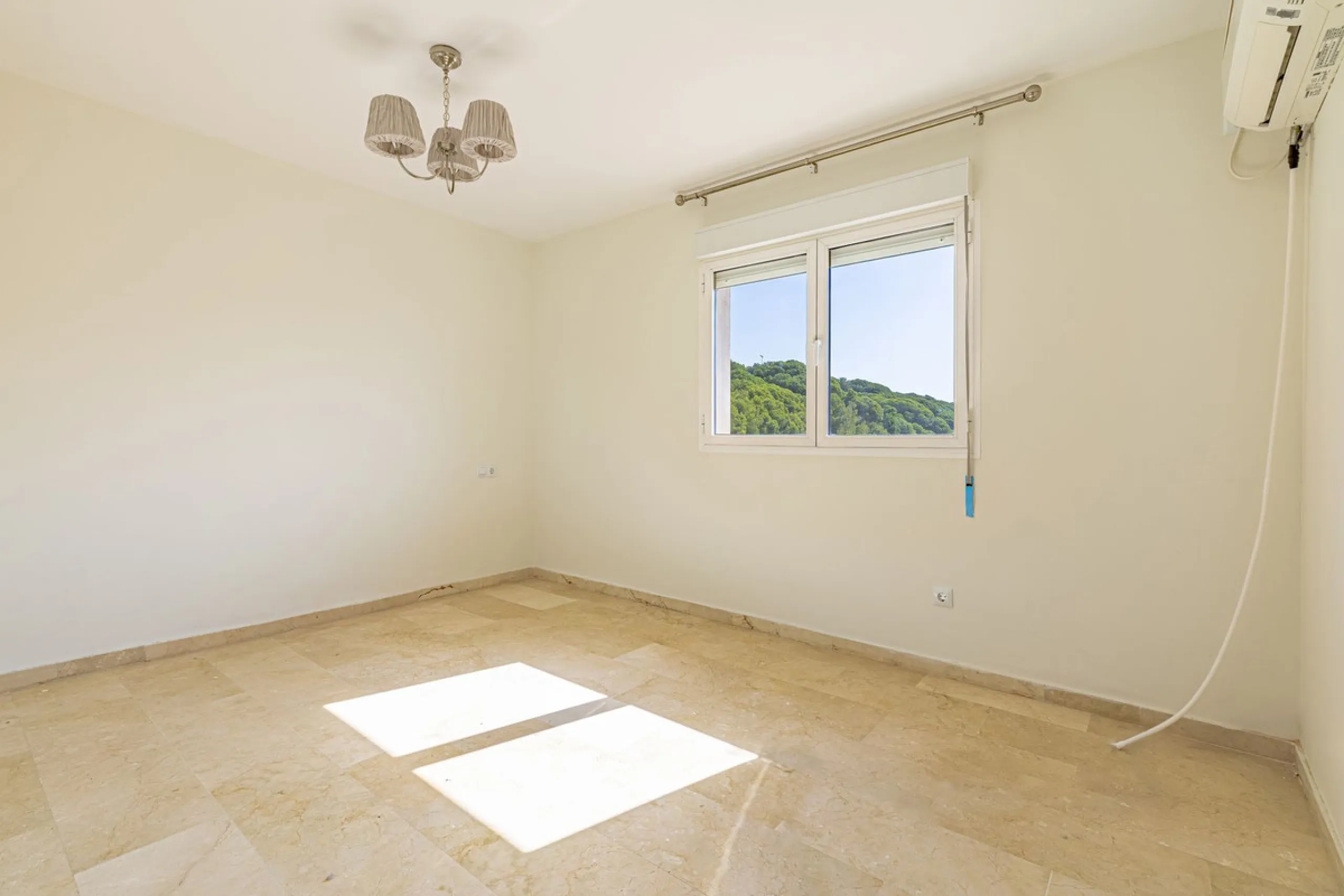 Apartment - Top Floor Apartment в продаже в Marbella, Málaga. В доме 3 спален и 3 ванных комнат. Площадь дома 98 м²