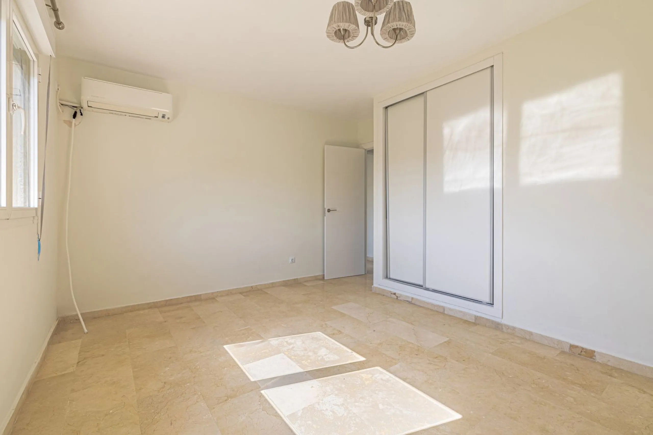Apartment - Top Floor Apartment в продаже в Marbella, Málaga. В доме 3 спален и 3 ванных комнат. Площадь дома 98 м²