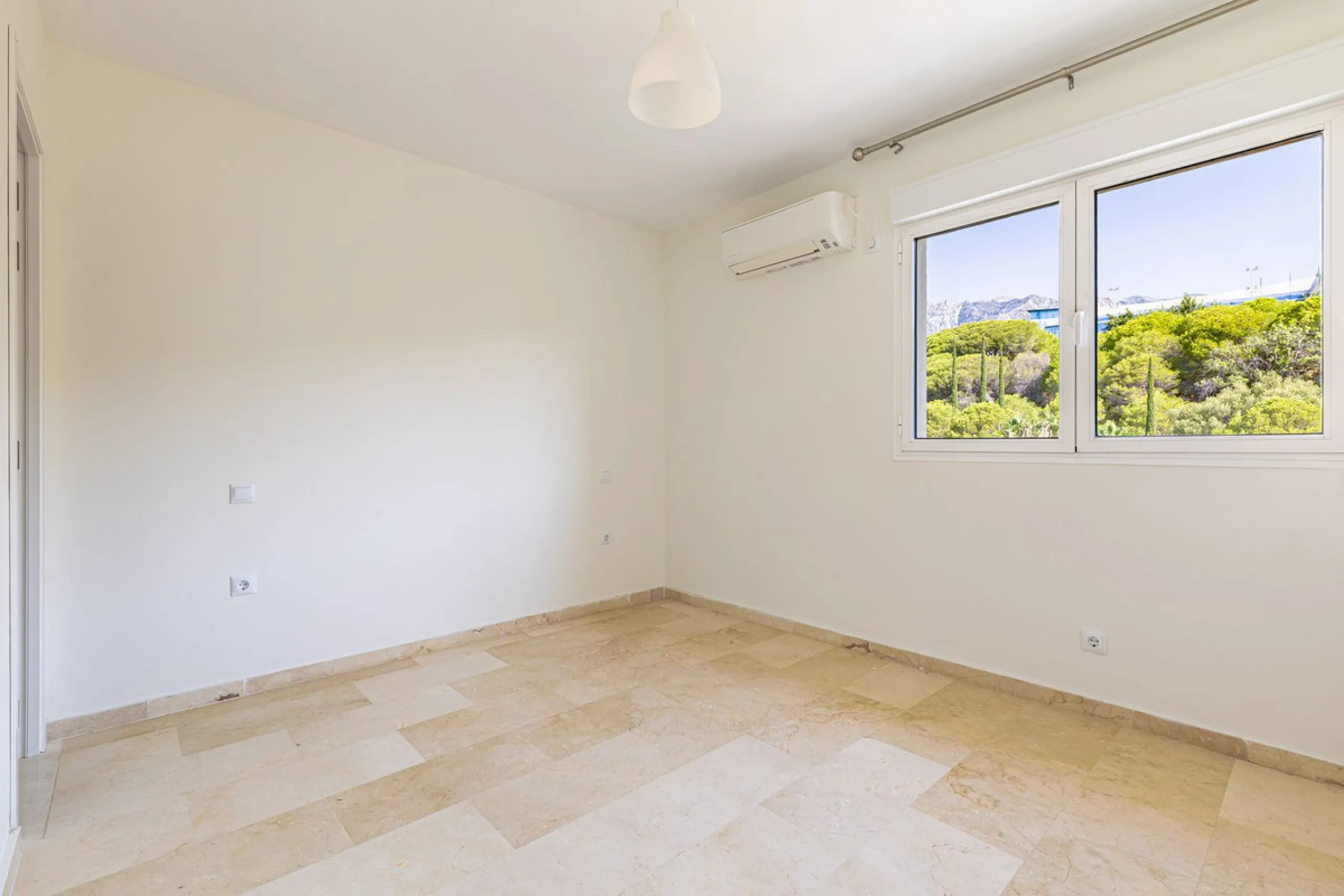 Apartment - Top Floor Apartment в продаже в Marbella, Málaga. В доме 3 спален и 3 ванных комнат. Площадь дома 98 м²