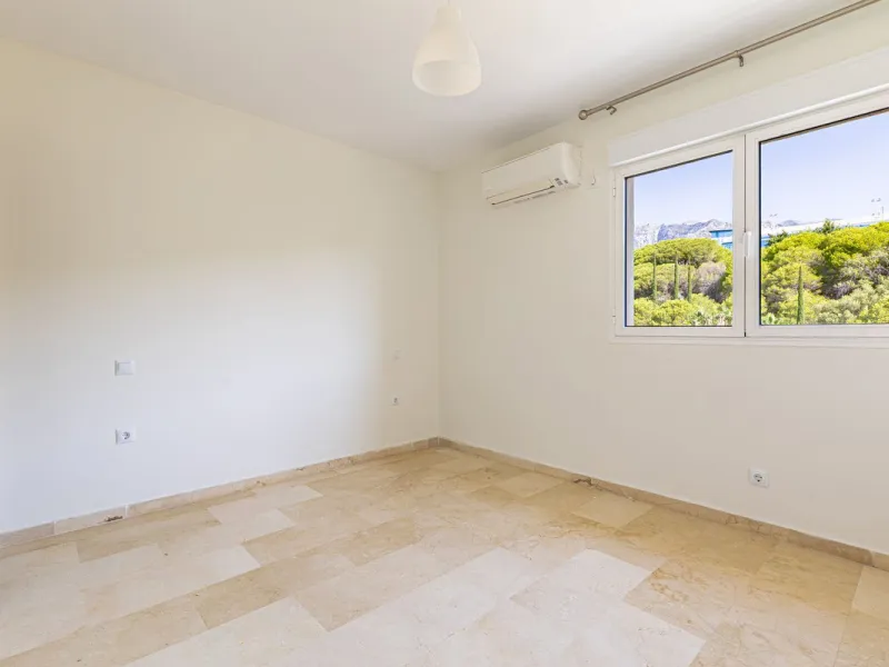 Apartment - Top Floor Apartment в продаже в Marbella, Málaga. В доме 3 спален и 3 ванных комнат. Площадь дома 98 м²