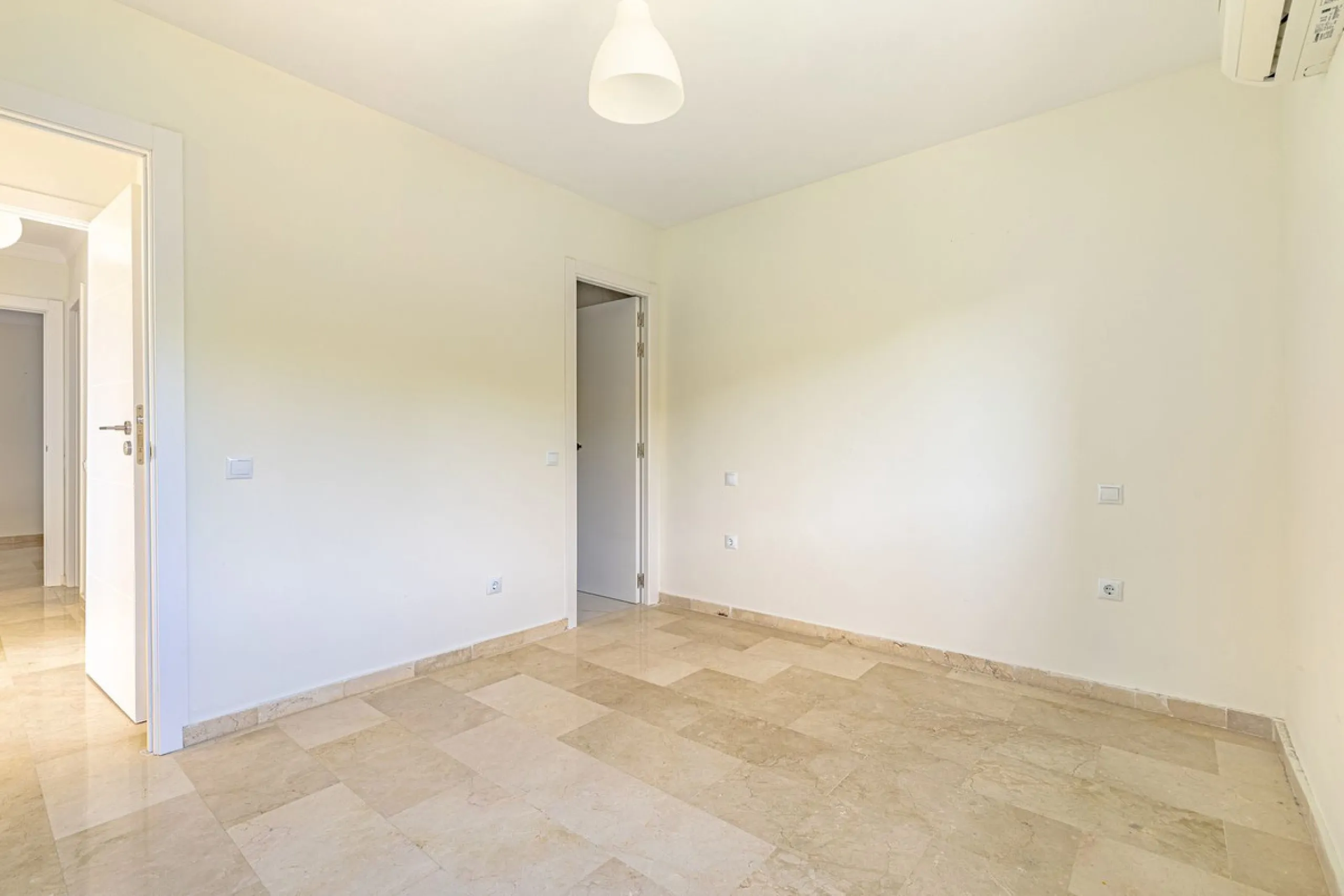 Apartment - Top Floor Apartment в продаже в Marbella, Málaga. В доме 3 спален и 3 ванных комнат. Площадь дома 98 м²