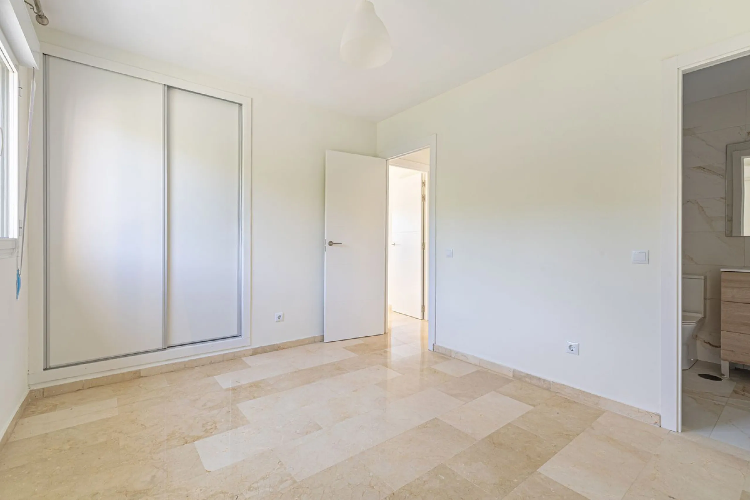Apartment - Top Floor Apartment в продаже в Marbella, Málaga. В доме 3 спален и 3 ванных комнат. Площадь дома 98 м²