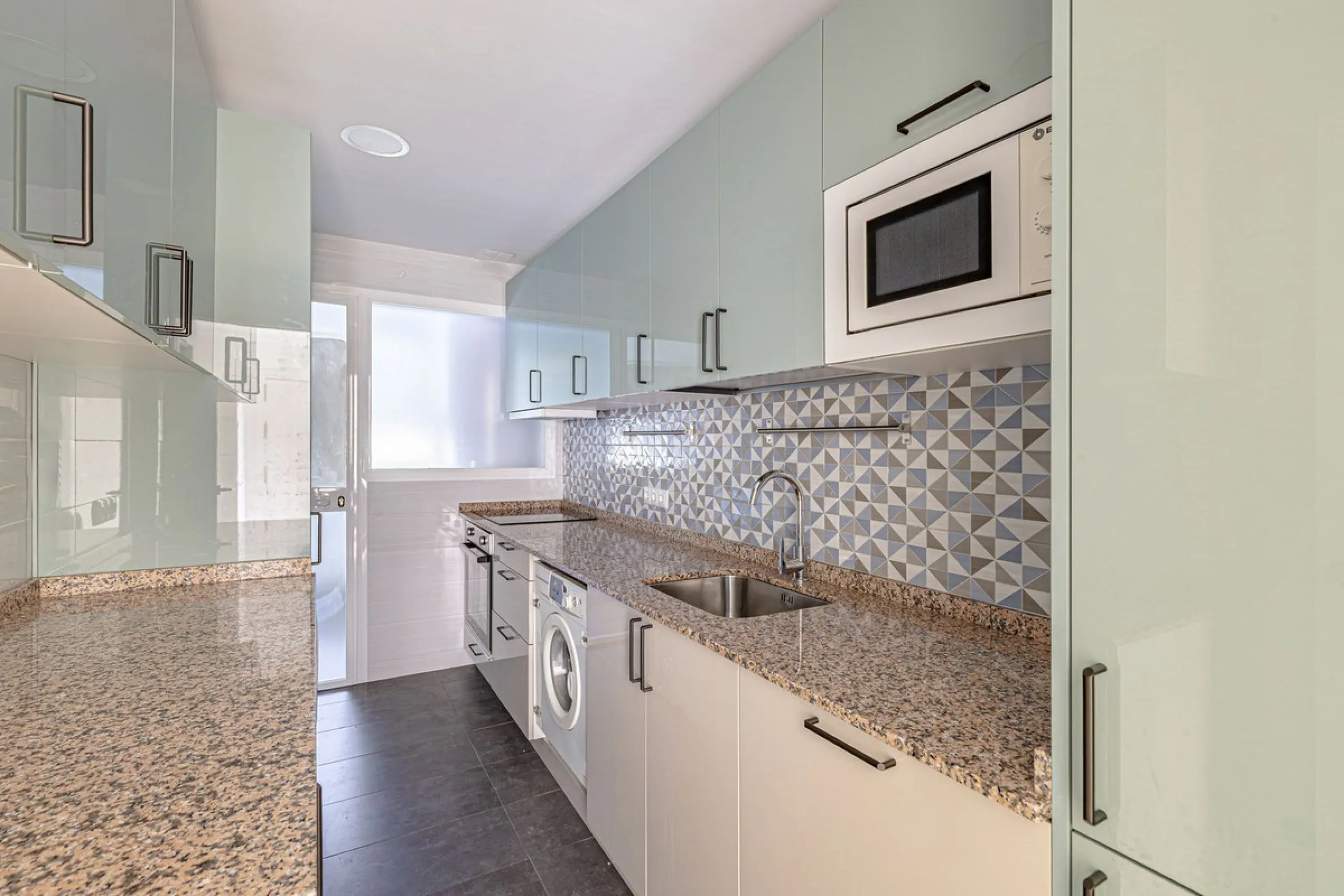 Apartment - Top Floor Apartment в продаже в Marbella, Málaga. В доме 3 спален и 3 ванных комнат. Площадь дома 98 м²