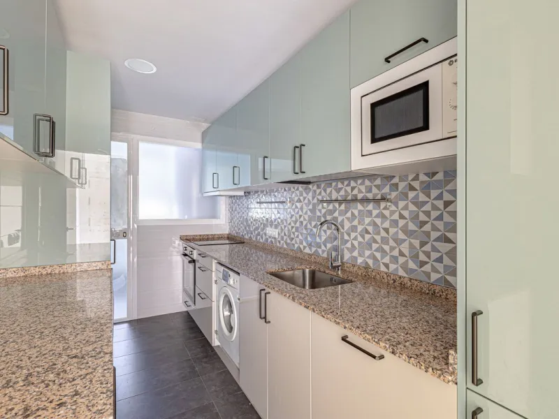 Apartment - Top Floor Apartment в продаже в Marbella, Málaga. В доме 3 спален и 3 ванных комнат. Площадь дома 98 м²