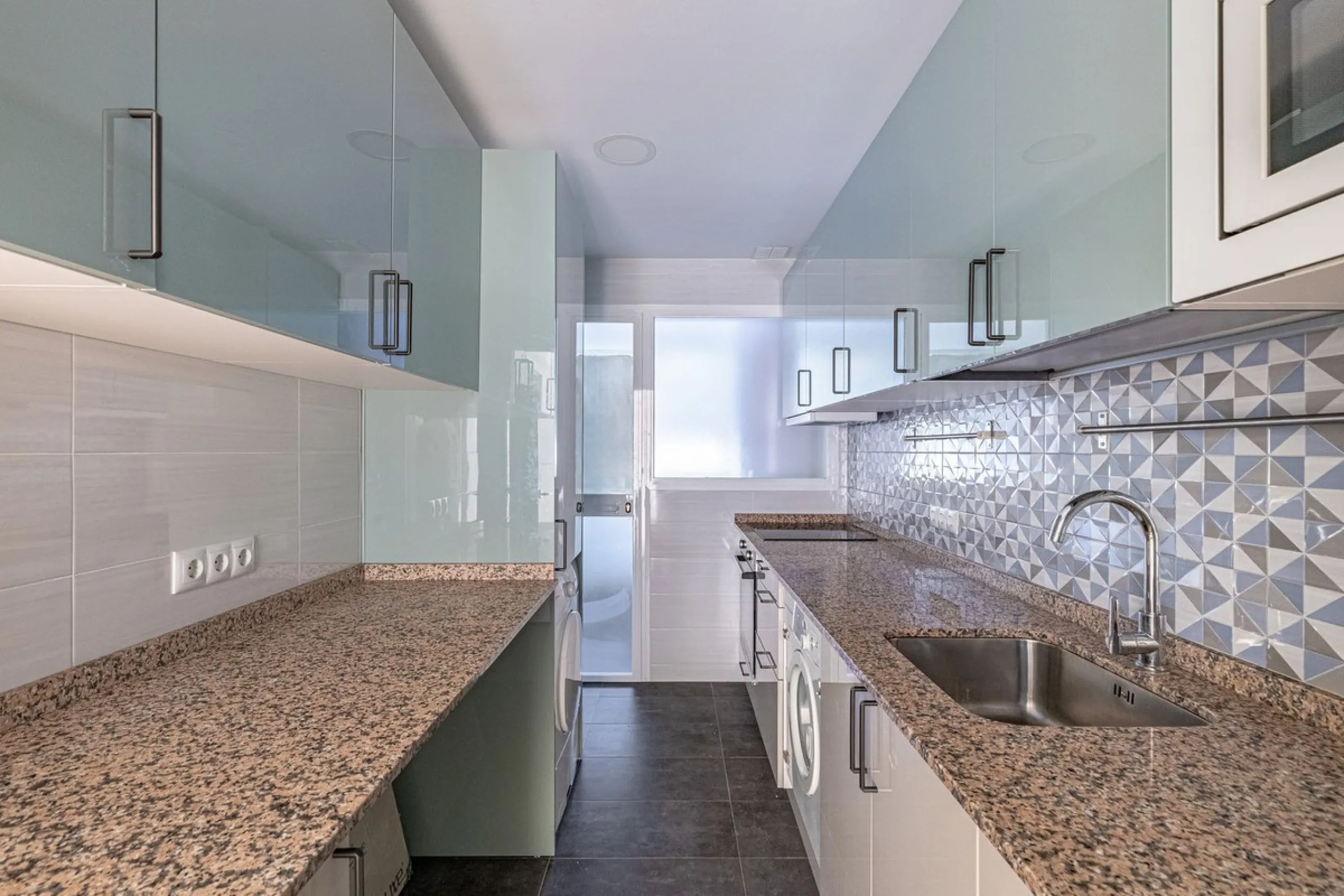 Apartment - Top Floor Apartment в продаже в Marbella, Málaga. В доме 3 спален и 3 ванных комнат. Площадь дома 98 м²