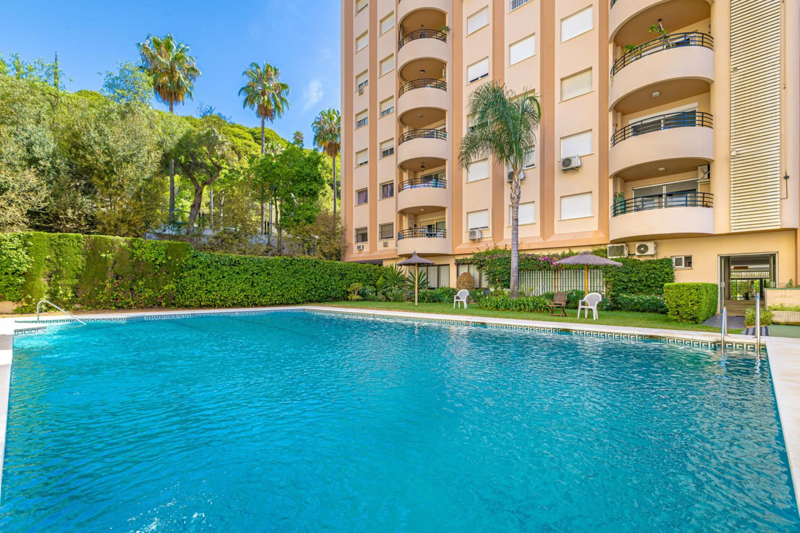 Apartment - Top Floor Apartment в продаже в Marbella, Málaga. В доме 3 спален и 3 ванных комнат. Площадь дома 98 м²