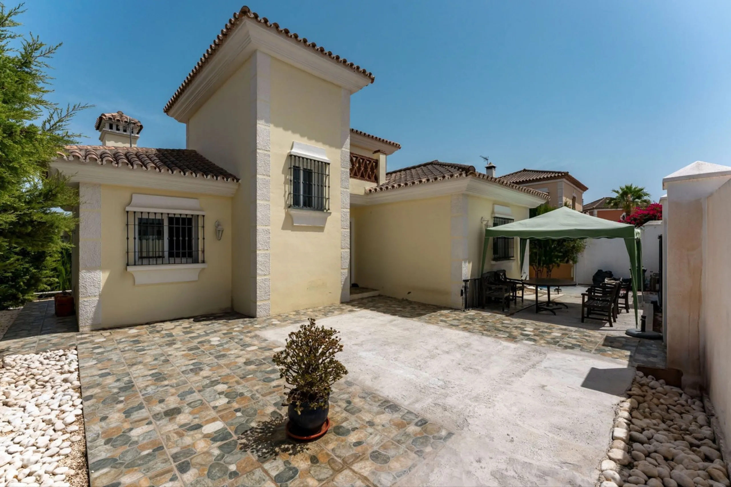 House - Detached Villa в продаже в Coín, Málaga. В доме 4 спален и 2 ванных комнат. Площадь дома 147 м². Площадь участка 600 м²