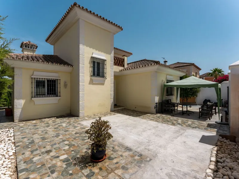 House - Detached Villa в продаже в Coín, Málaga. В доме 4 спален и 2 ванных комнат. Площадь дома 147 м². Площадь участка 600 м²