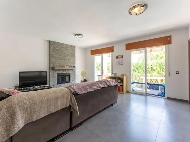 House - Detached Villa в продаже в Coín, Málaga. В доме 4 спален и 2 ванных комнат. Площадь дома 147 м². Площадь участка 600 м²
