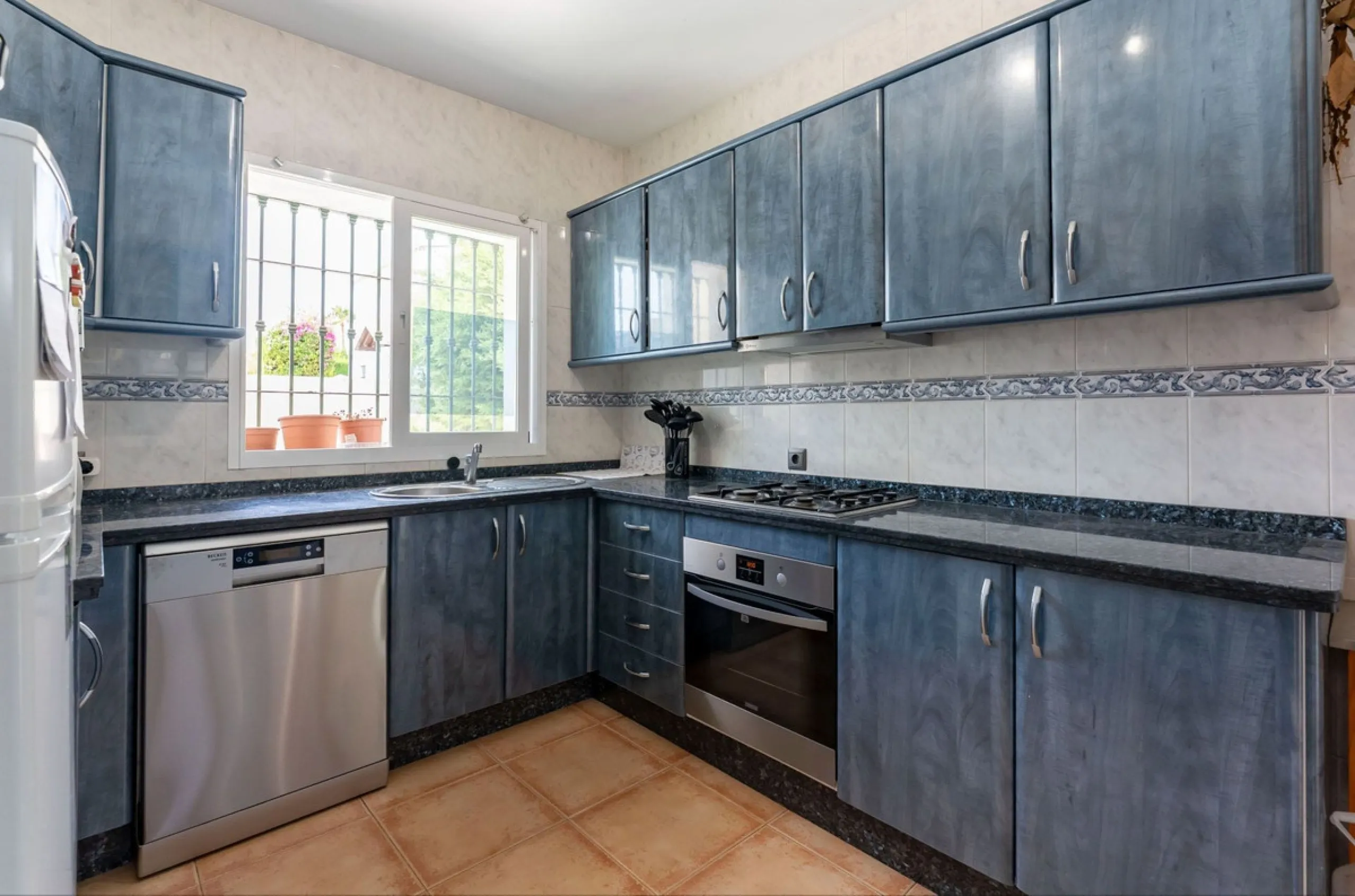 House - Detached Villa в продаже в Coín, Málaga. В доме 4 спален и 2 ванных комнат. Площадь дома 147 м². Площадь участка 600 м²