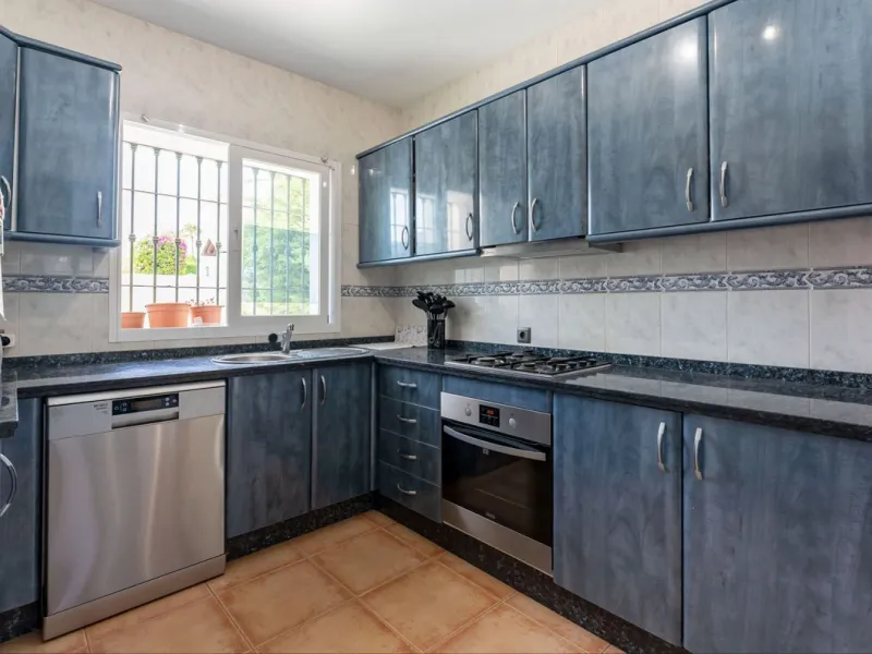 House - Detached Villa в продаже в Coín, Málaga. В доме 4 спален и 2 ванных комнат. Площадь дома 147 м². Площадь участка 600 м²