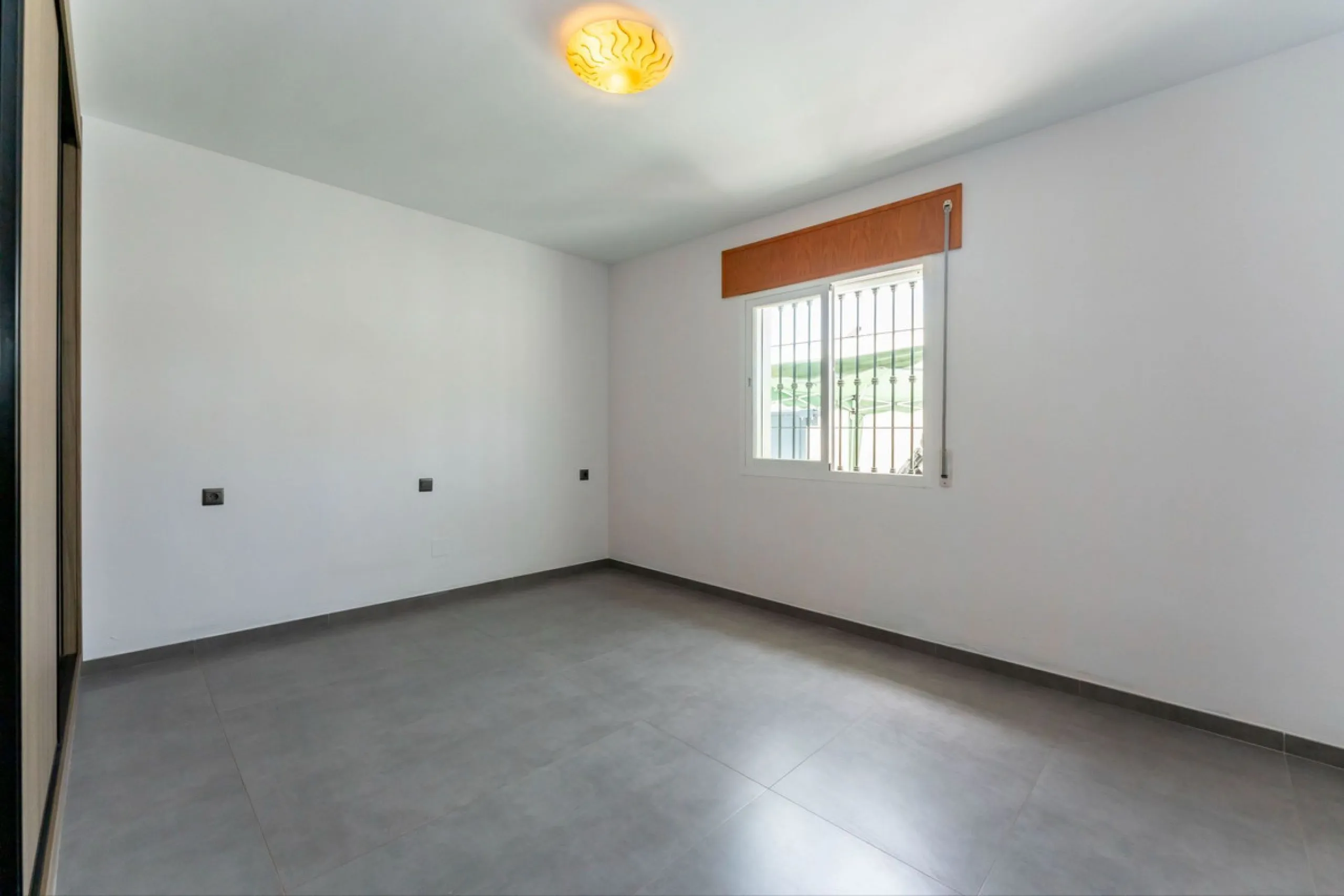 House - Detached Villa в продаже в Coín, Málaga. В доме 4 спален и 2 ванных комнат. Площадь дома 147 м². Площадь участка 600 м²