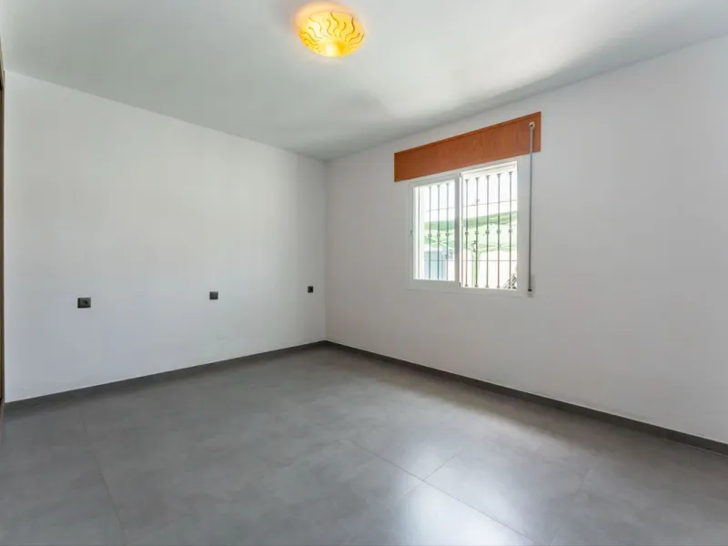 House - Detached Villa в продаже в Coín, Málaga. В доме 4 спален и 2 ванных комнат. Площадь дома 147 м². Площадь участка 600 м²