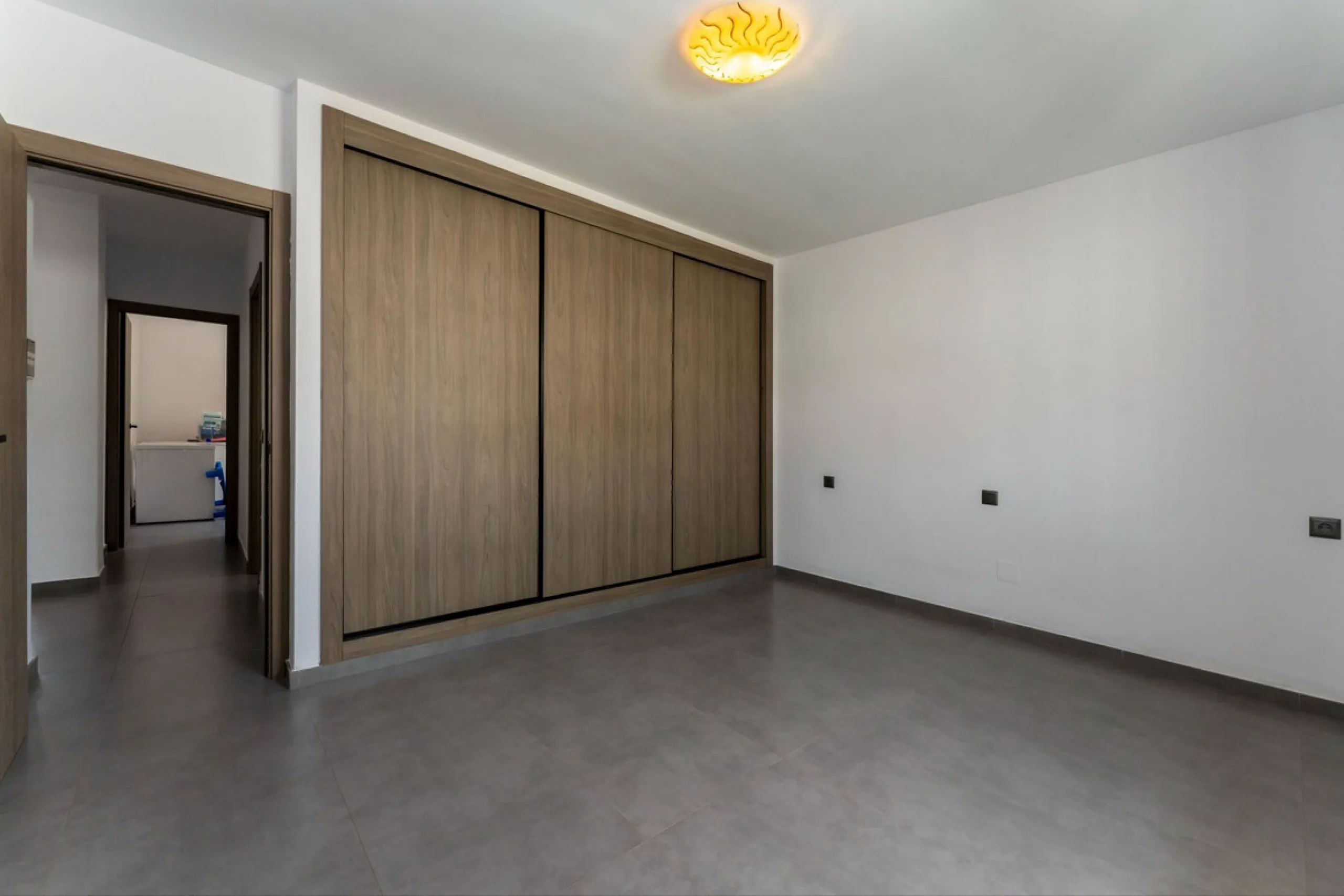 House - Detached Villa в продаже в Coín, Málaga. В доме 4 спален и 2 ванных комнат. Площадь дома 147 м². Площадь участка 600 м²