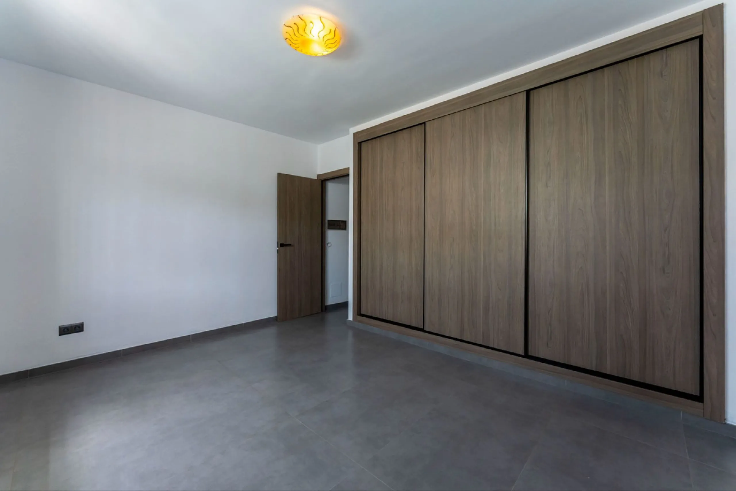 House - Detached Villa в продаже в Coín, Málaga. В доме 4 спален и 2 ванных комнат. Площадь дома 147 м². Площадь участка 600 м²