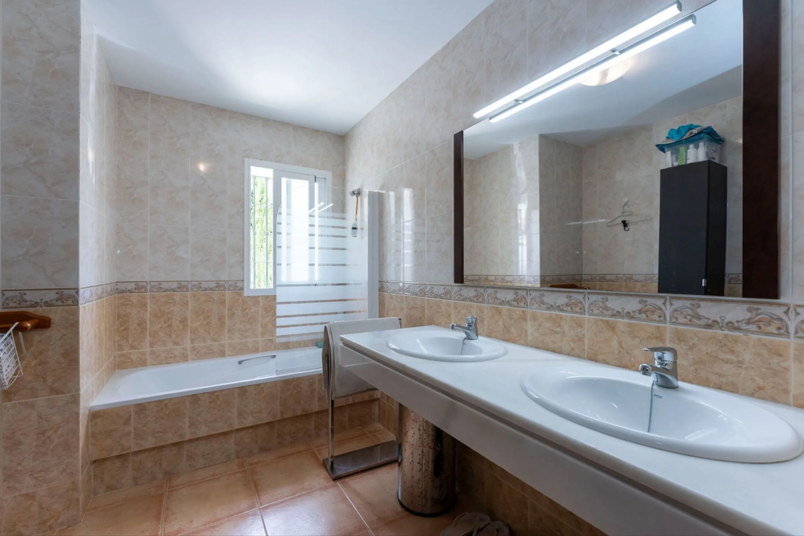 House - Detached Villa в продаже в Coín, Málaga. В доме 4 спален и 2 ванных комнат. Площадь дома 147 м². Площадь участка 600 м²