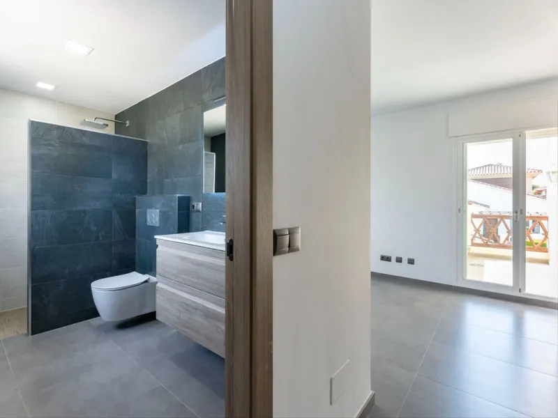 House - Detached Villa в продаже в Coín, Málaga. В доме 4 спален и 2 ванных комнат. Площадь дома 147 м². Площадь участка 600 м²