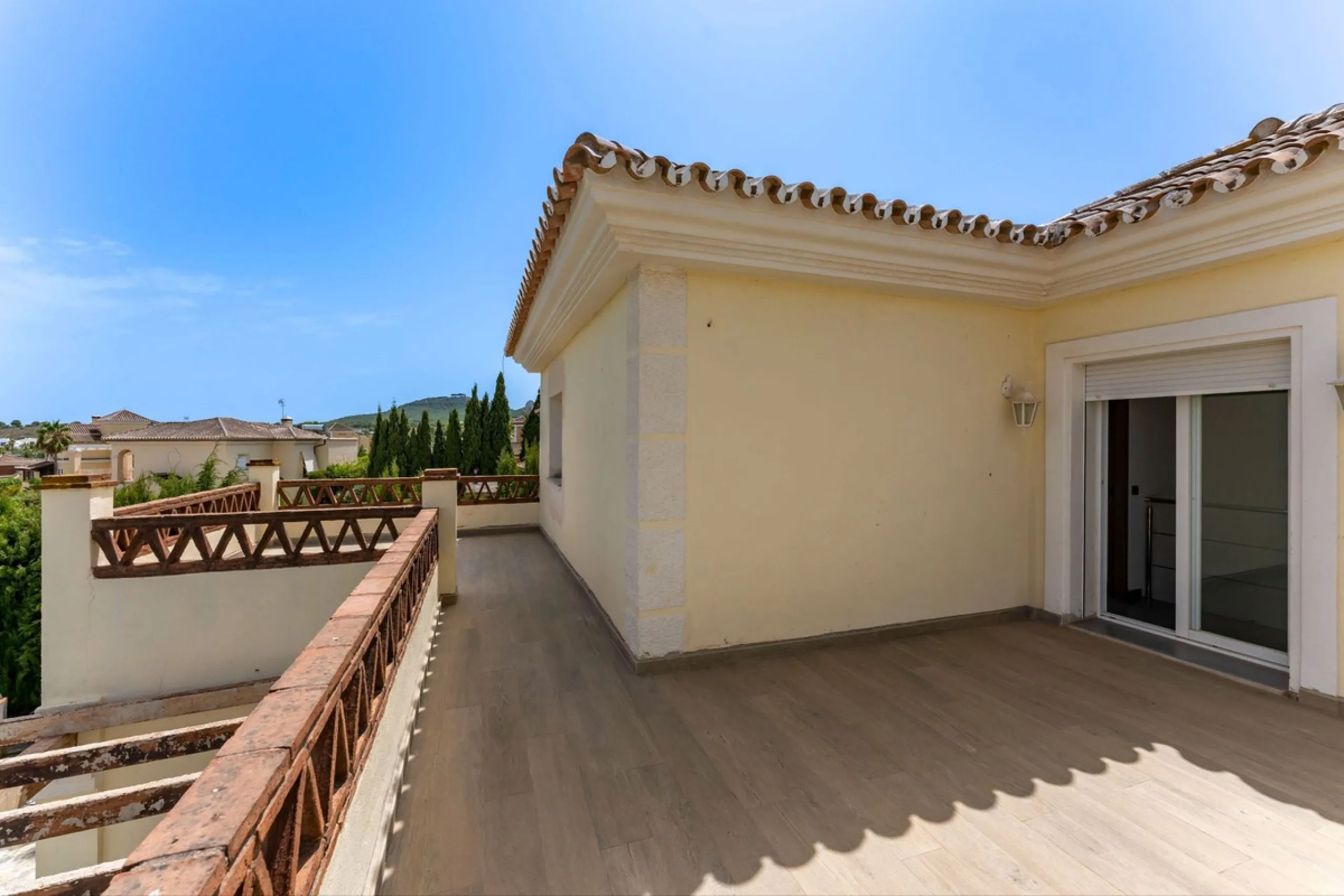 House - Detached Villa в продаже в Coín, Málaga. В доме 4 спален и 2 ванных комнат. Площадь дома 147 м². Площадь участка 600 м²