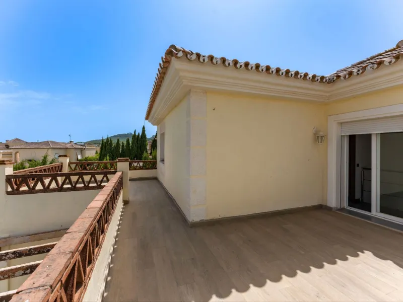 House - Detached Villa в продаже в Coín, Málaga. В доме 4 спален и 2 ванных комнат. Площадь дома 147 м². Площадь участка 600 м²