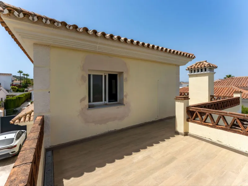 House - Detached Villa в продаже в Coín, Málaga. В доме 4 спален и 2 ванных комнат. Площадь дома 147 м². Площадь участка 600 м²