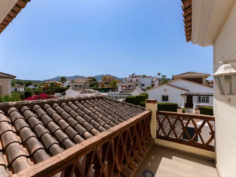 House - Detached Villa в продаже в Coín, Málaga. В доме 4 спален и 2 ванных комнат. Площадь дома 147 м². Площадь участка 600 м²