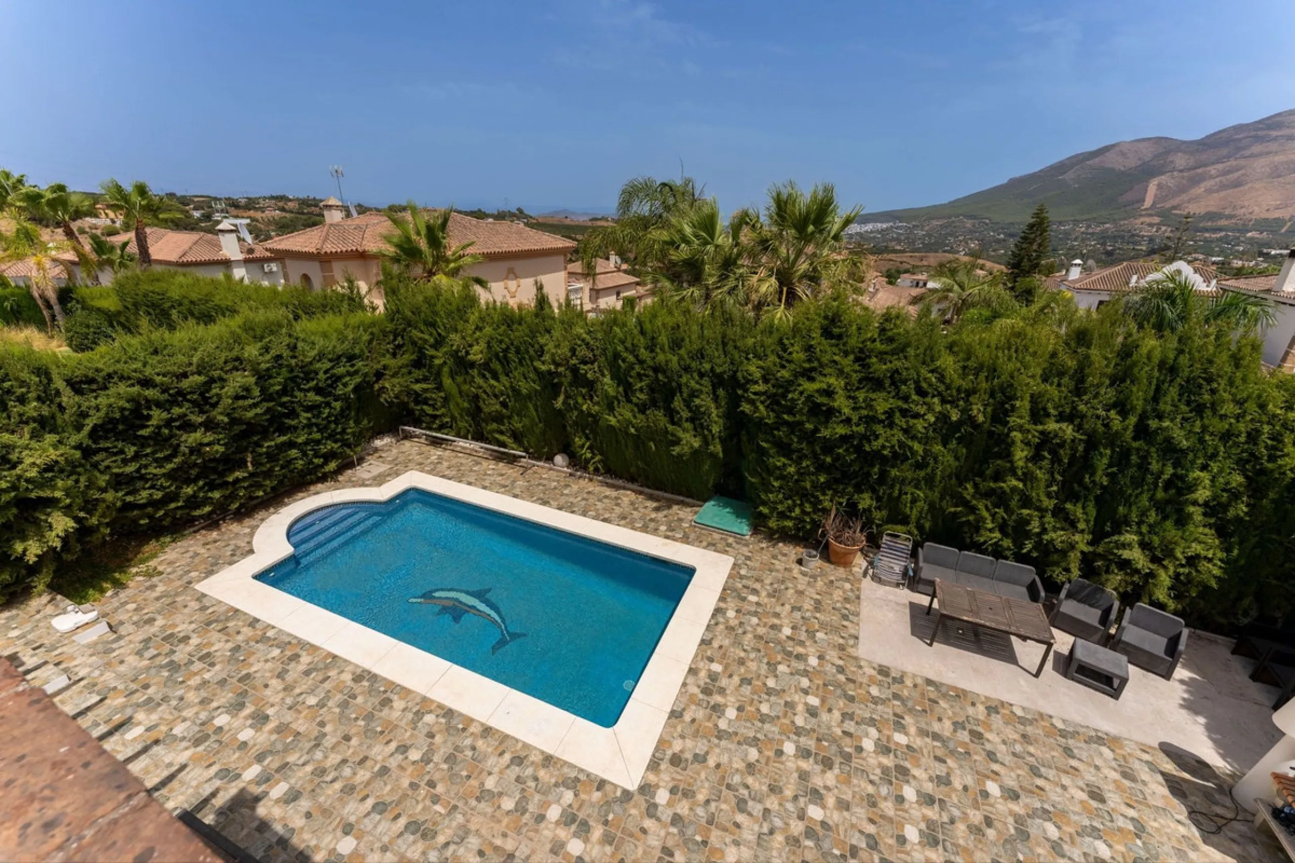 House - Detached Villa в продаже в Coín, Málaga. В доме 4 спален и 2 ванных комнат. Площадь дома 147 м². Площадь участка 600 м²