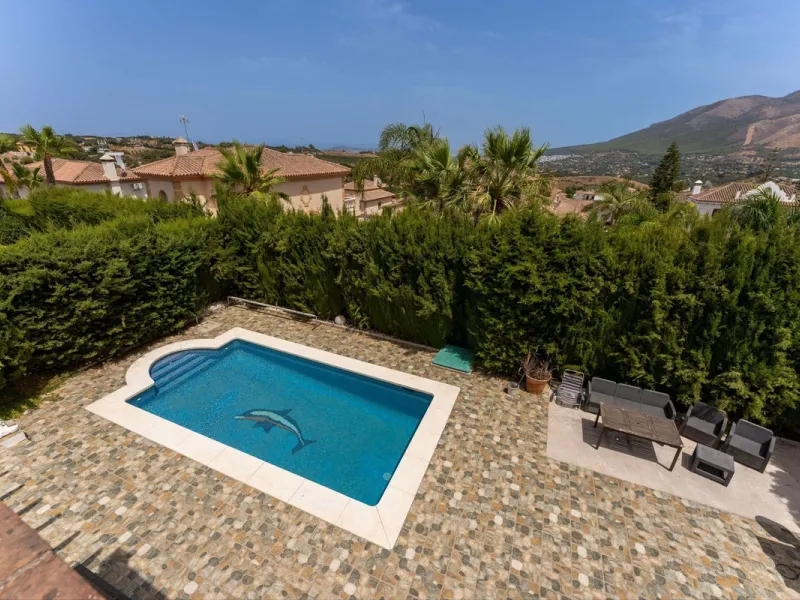 House - Detached Villa в продаже в Coín, Málaga. В доме 4 спален и 2 ванных комнат. Площадь дома 147 м². Площадь участка 600 м²