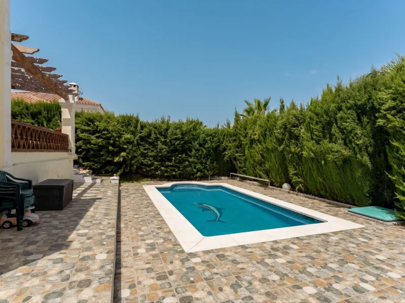 House - Detached Villa в продаже в Coín, Málaga. В доме 4 спален и 2 ванных комнат. Площадь дома 147 м². Площадь участка 600 м²