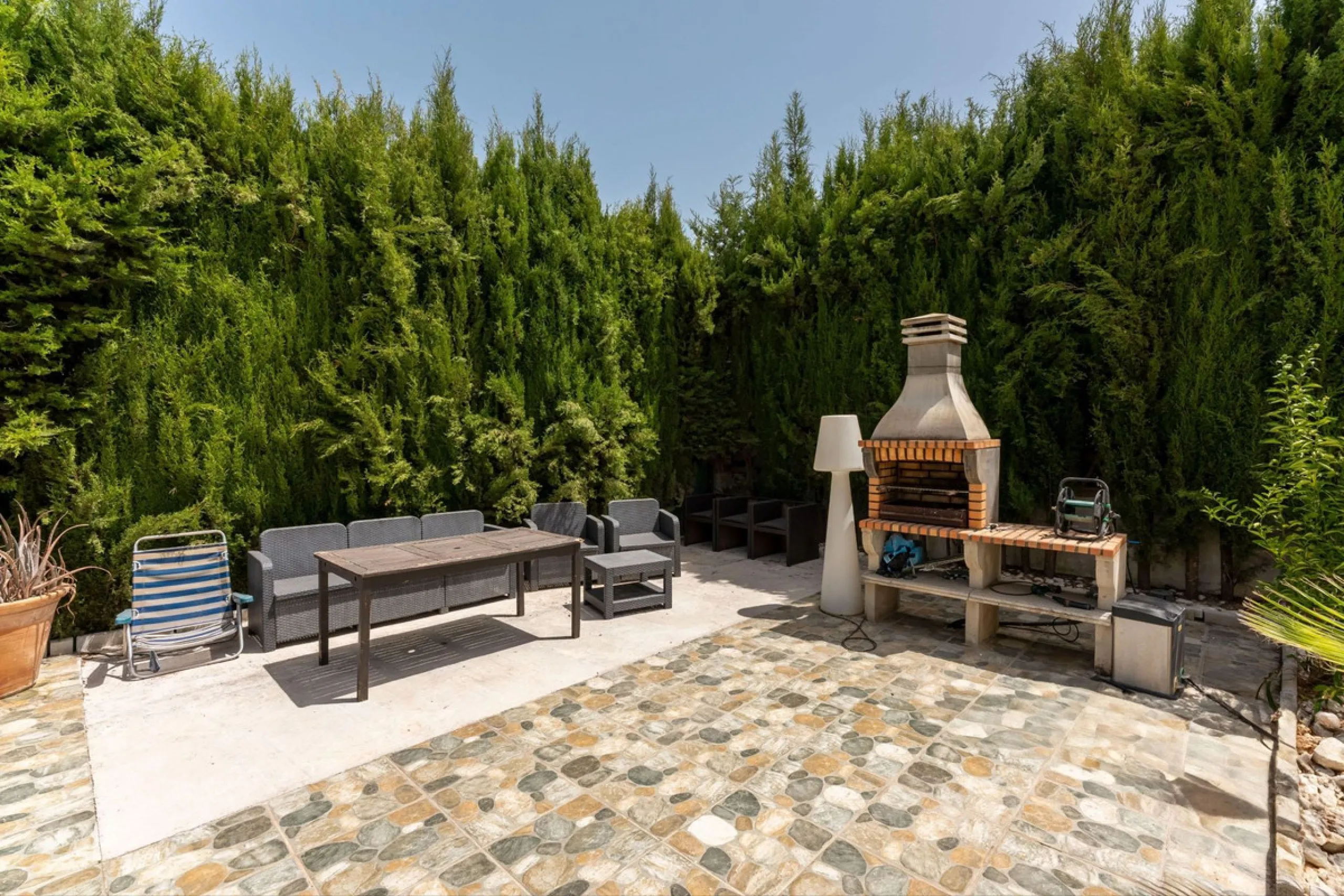House - Detached Villa в продаже в Coín, Málaga. В доме 4 спален и 2 ванных комнат. Площадь дома 147 м². Площадь участка 600 м²