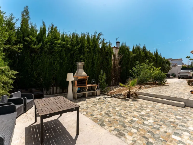 House - Detached Villa в продаже в Coín, Málaga. В доме 4 спален и 2 ванных комнат. Площадь дома 147 м². Площадь участка 600 м²