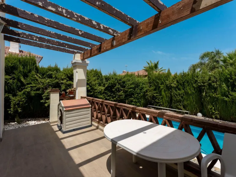 House - Detached Villa в продаже в Coín, Málaga. В доме 4 спален и 2 ванных комнат. Площадь дома 147 м². Площадь участка 600 м²